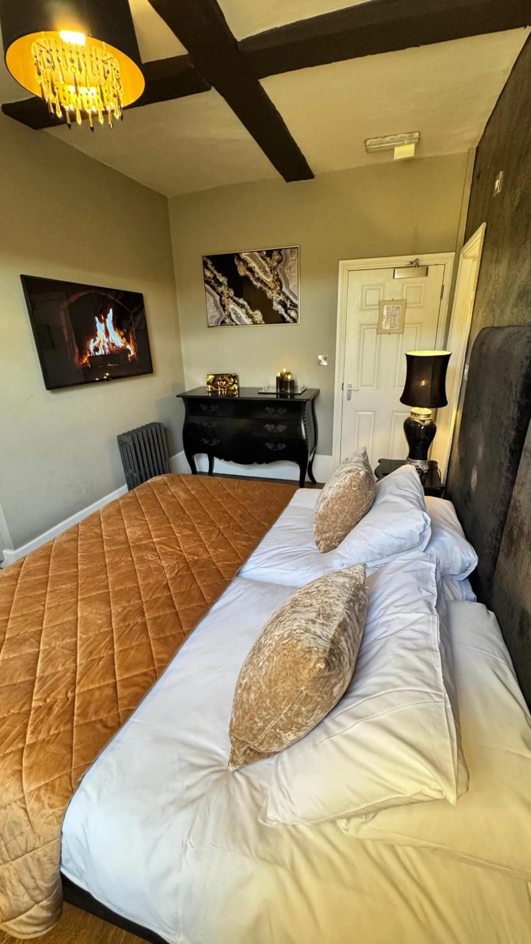 Photo of the whole room in No.64 at the Joiners