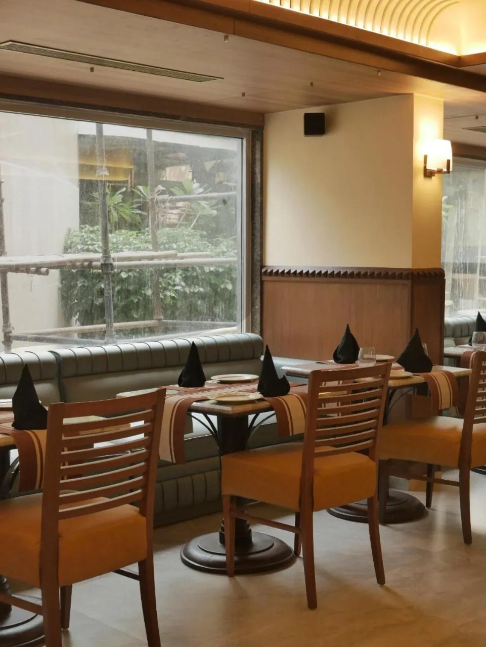 Restaurant/places to eat in Hotel Amar