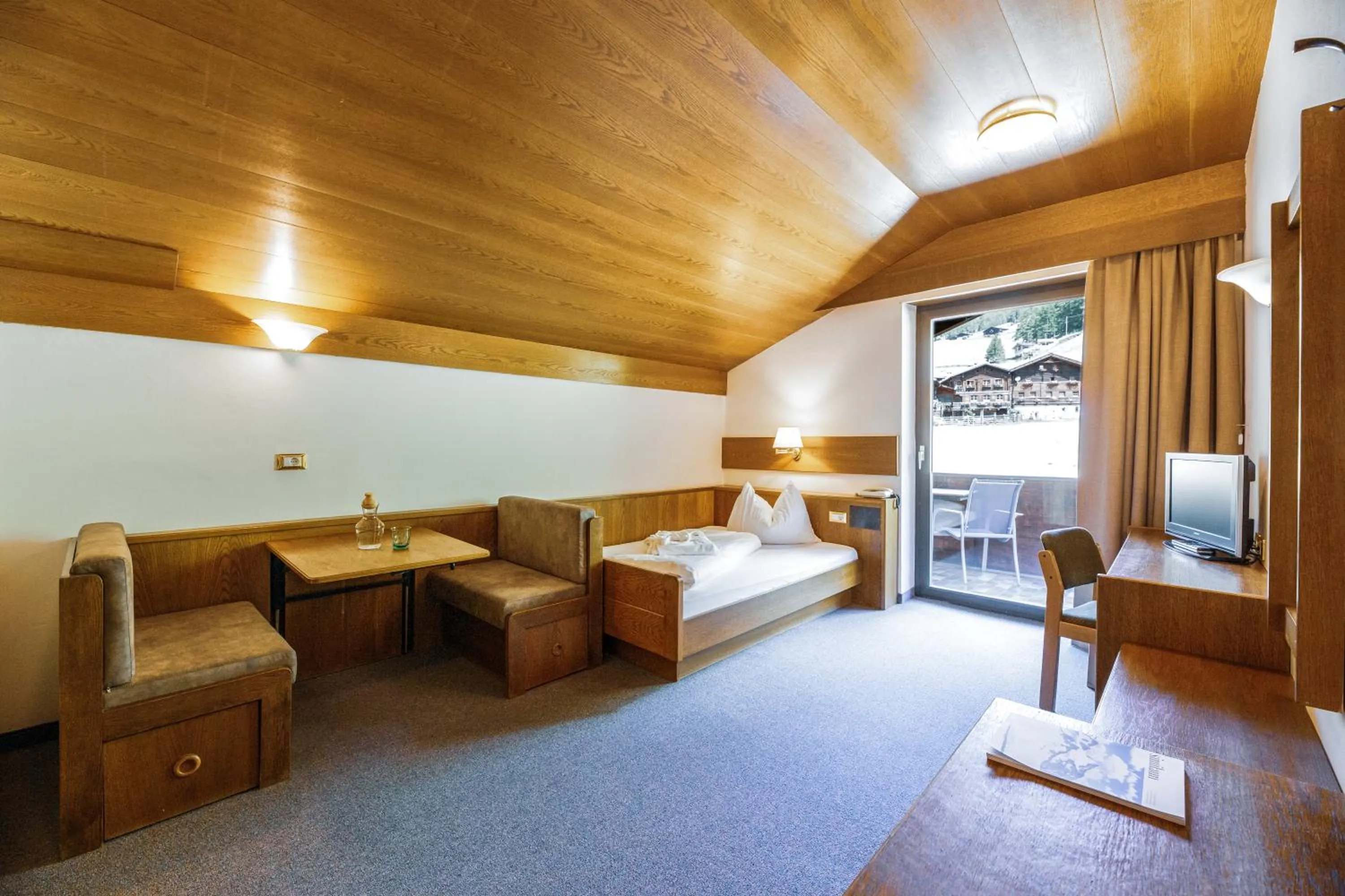 Photo of the whole room, Bed in Berghotel Tyrol