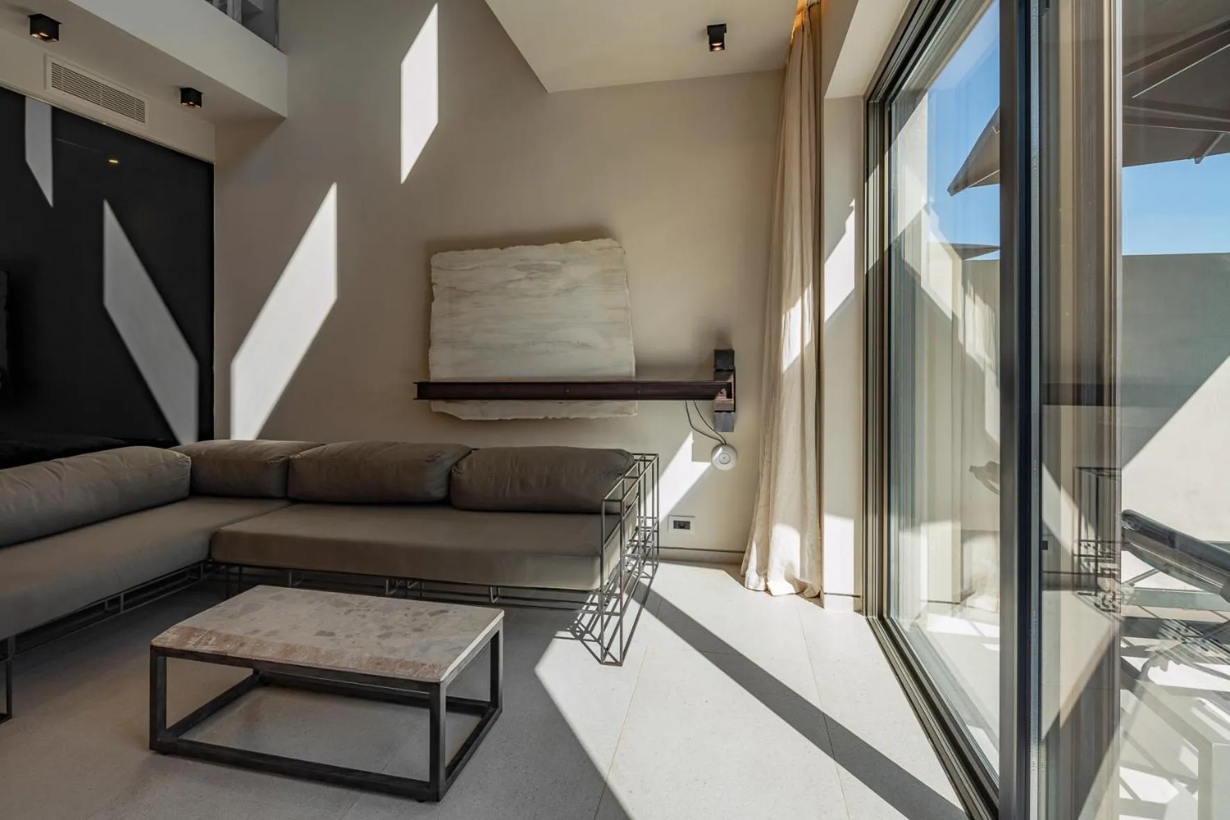 Photo of the whole room in Milos Cove