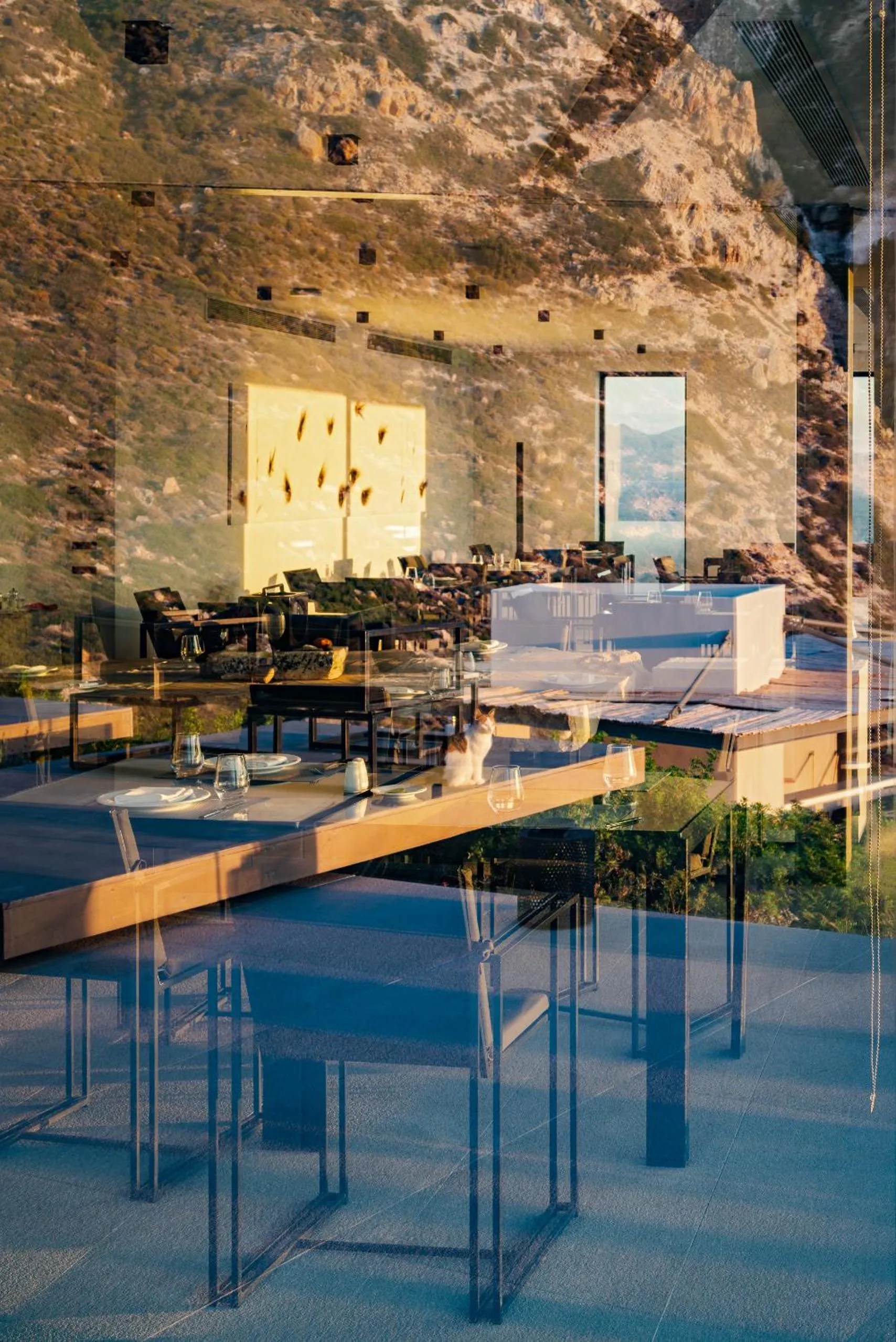 Restaurant/places to eat in Milos Cove