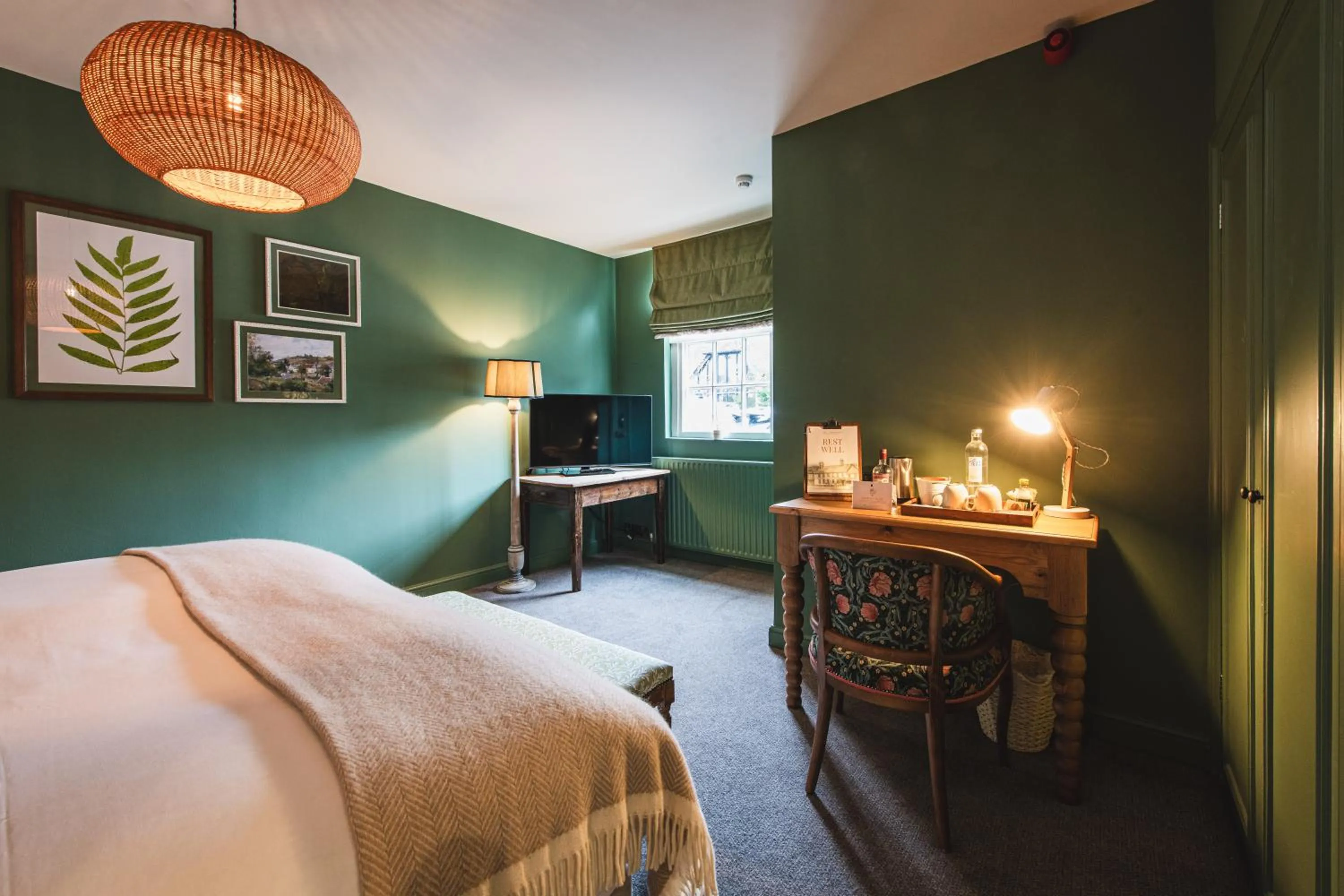 Bed in Bel and The Dragon-Odiham