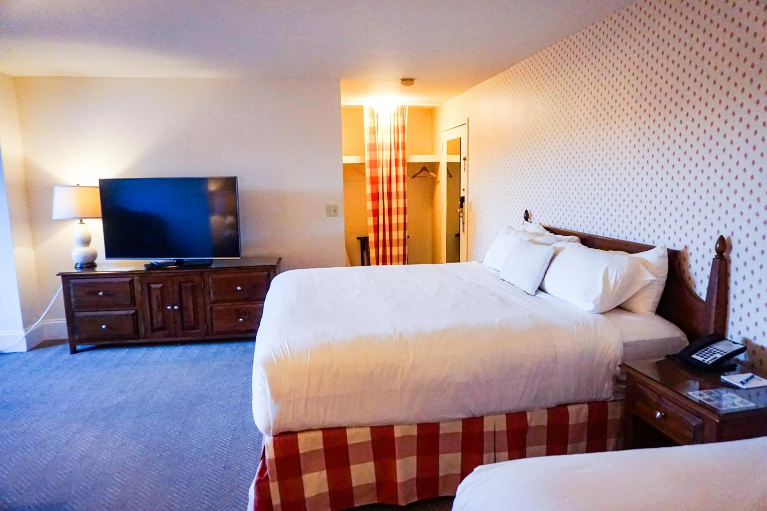 Bed in Mill Falls Resort Collection at the Lake