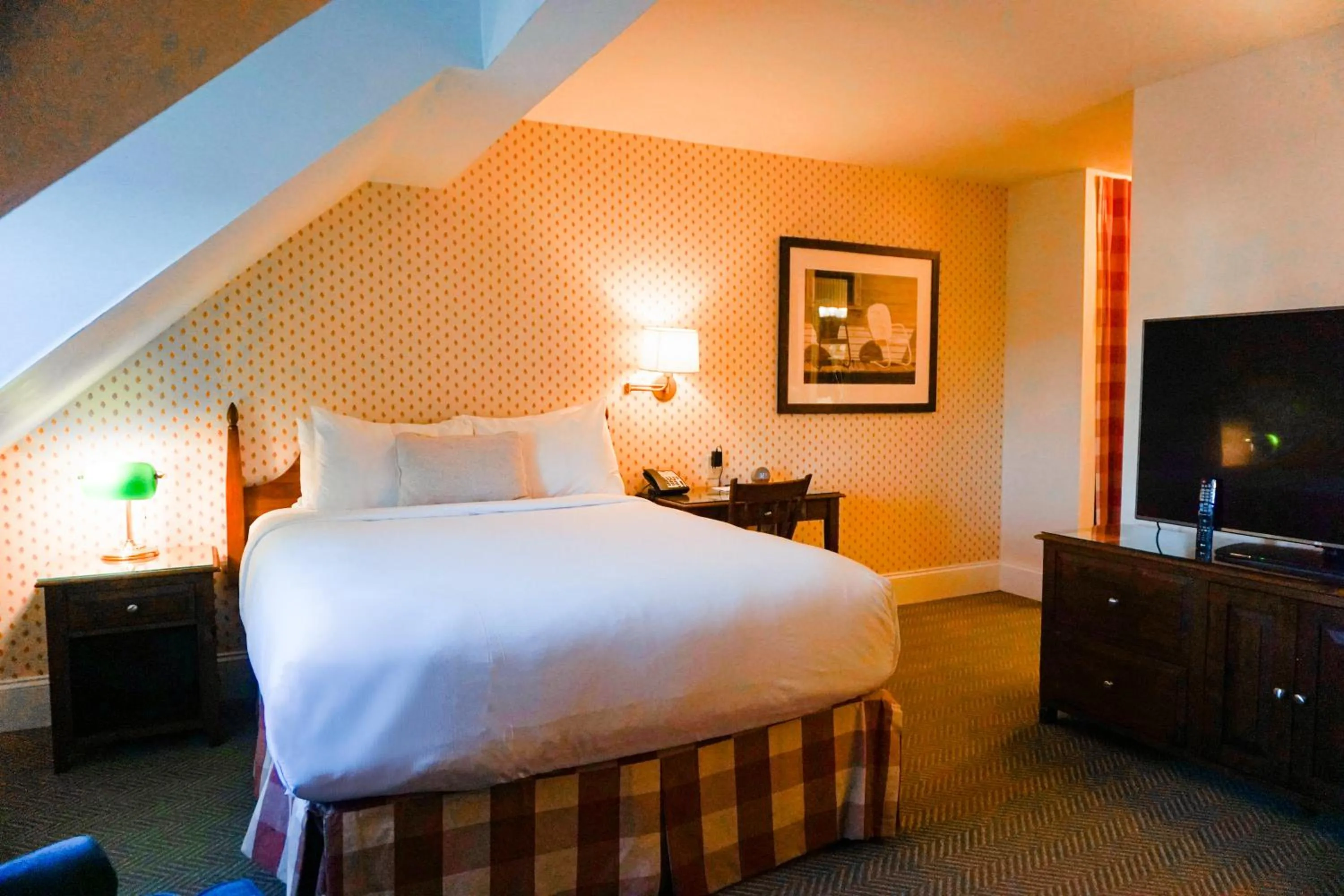 Bed in Mill Falls Resort Collection at the Lake