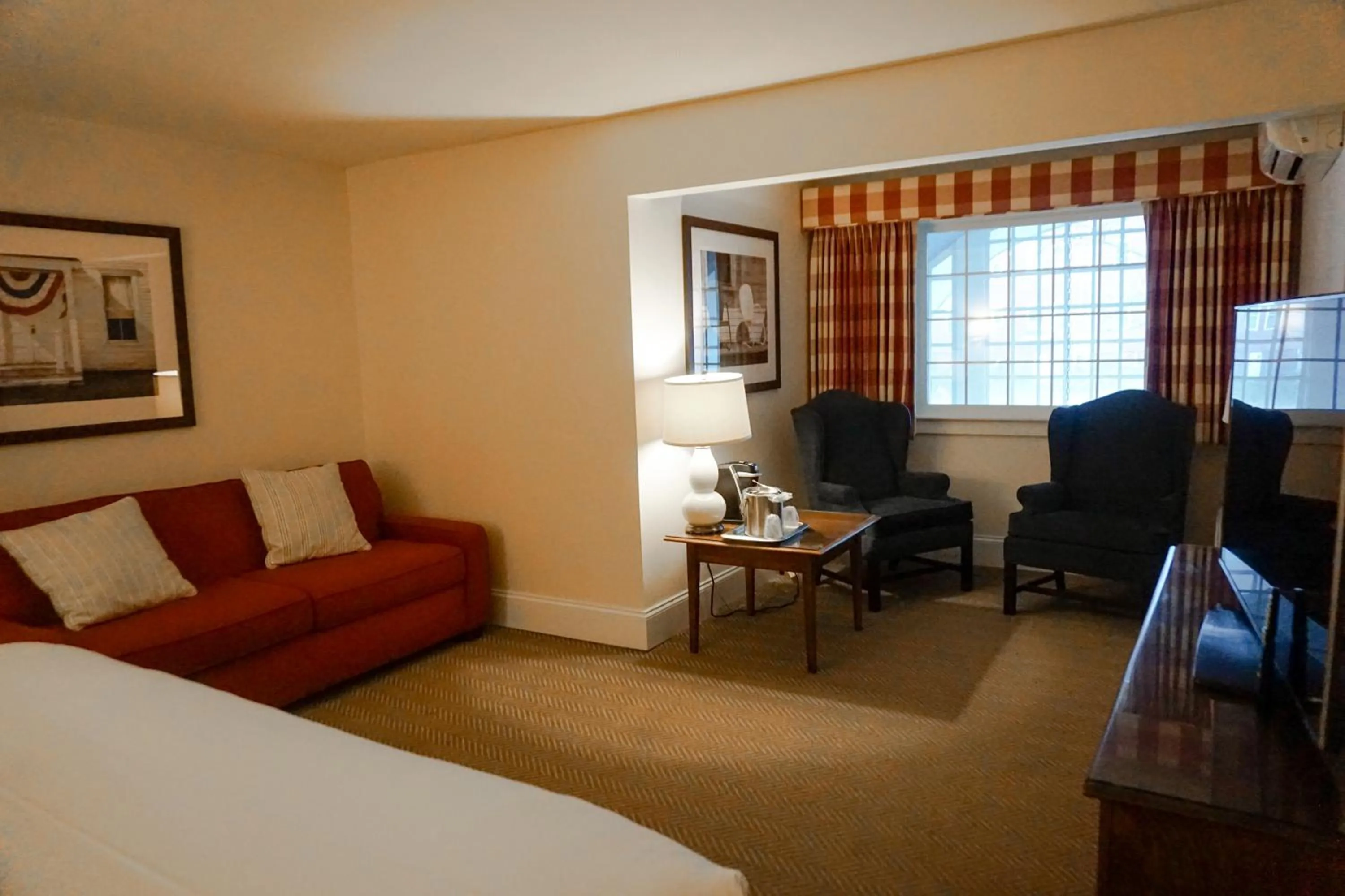 Seating area, Bed in Mill Falls Resort Collection at the Lake