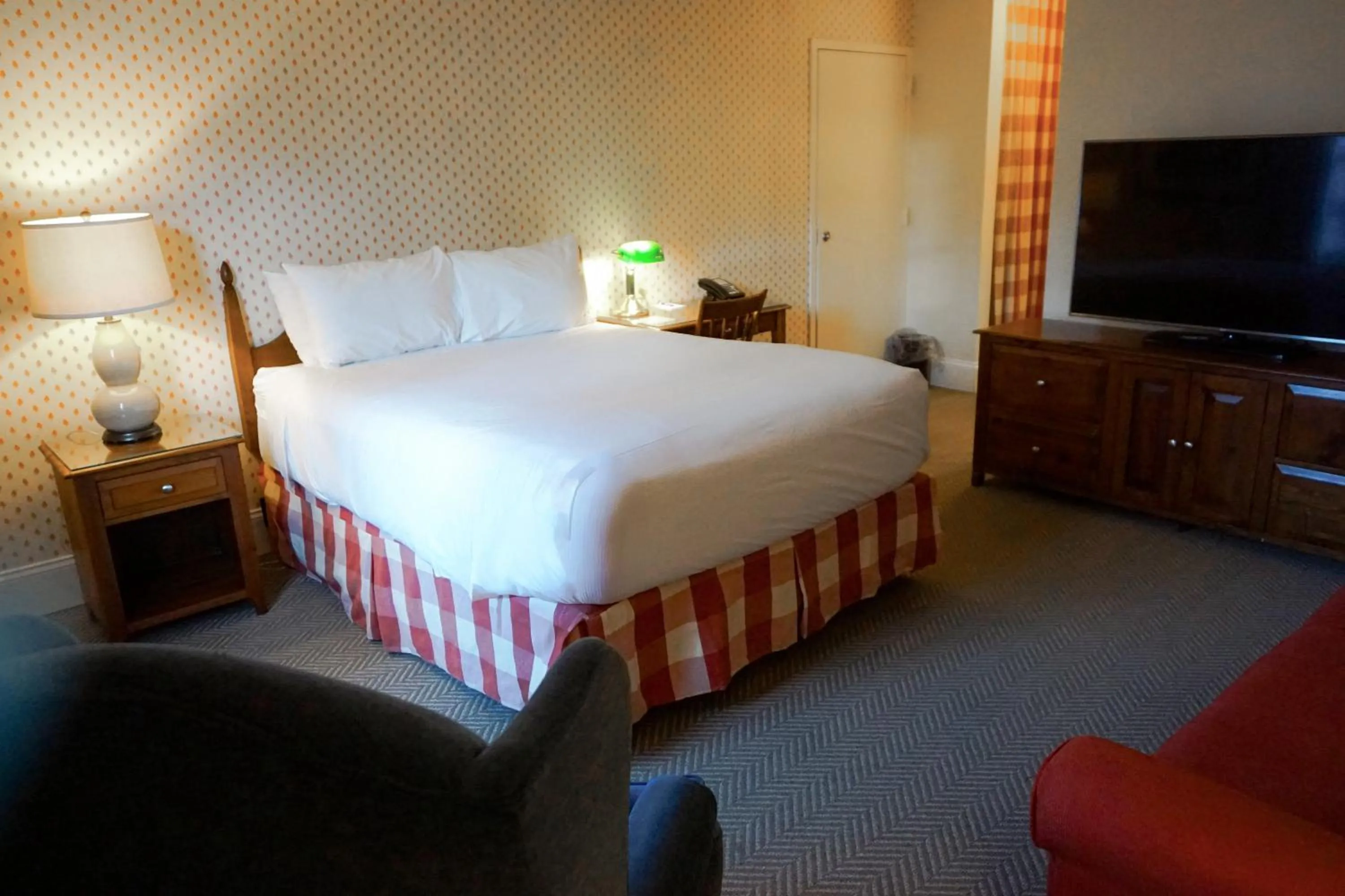 Bed in Mill Falls Resort Collection at the Lake