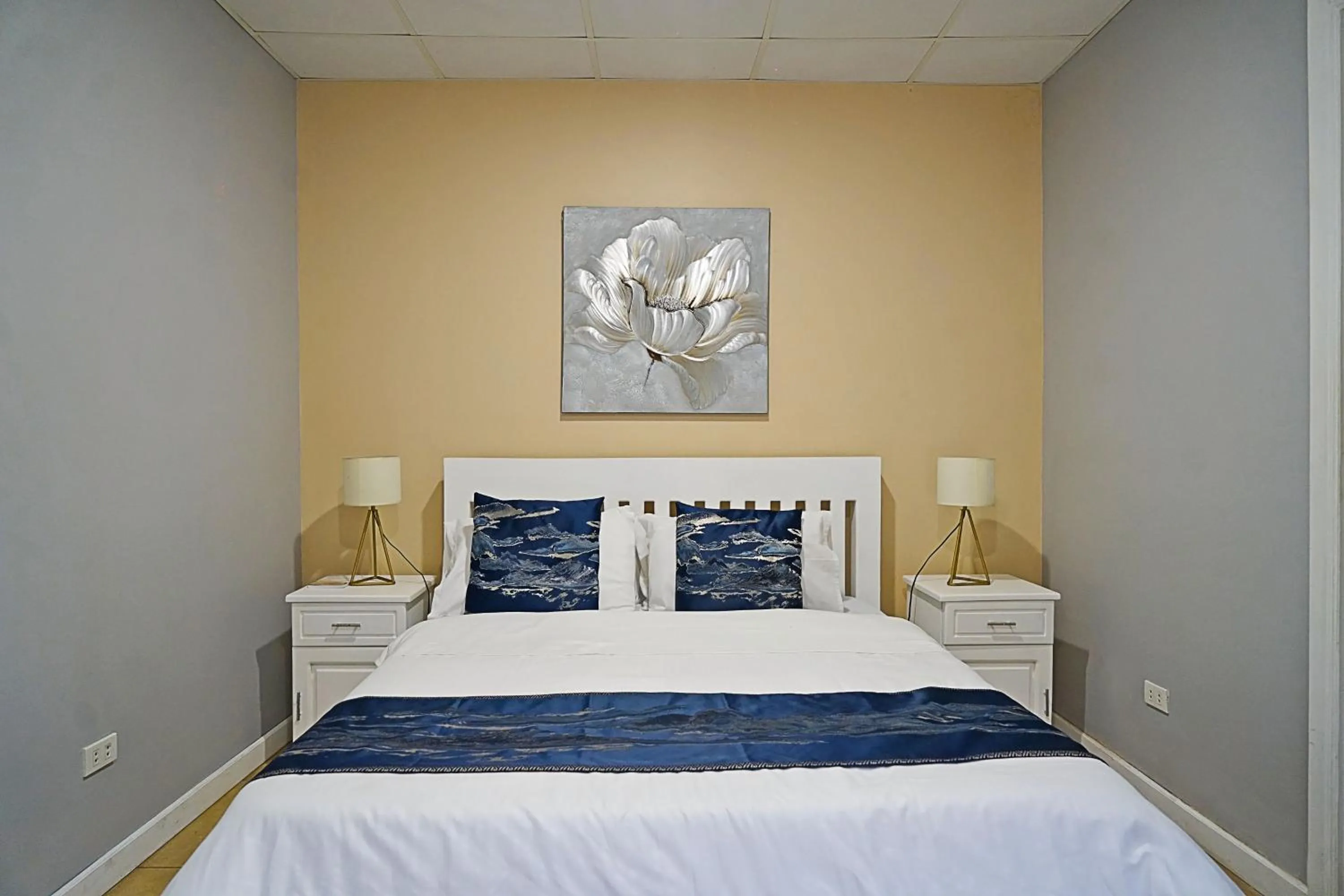 Deluxe Queen Suite in Bella Vista Resort