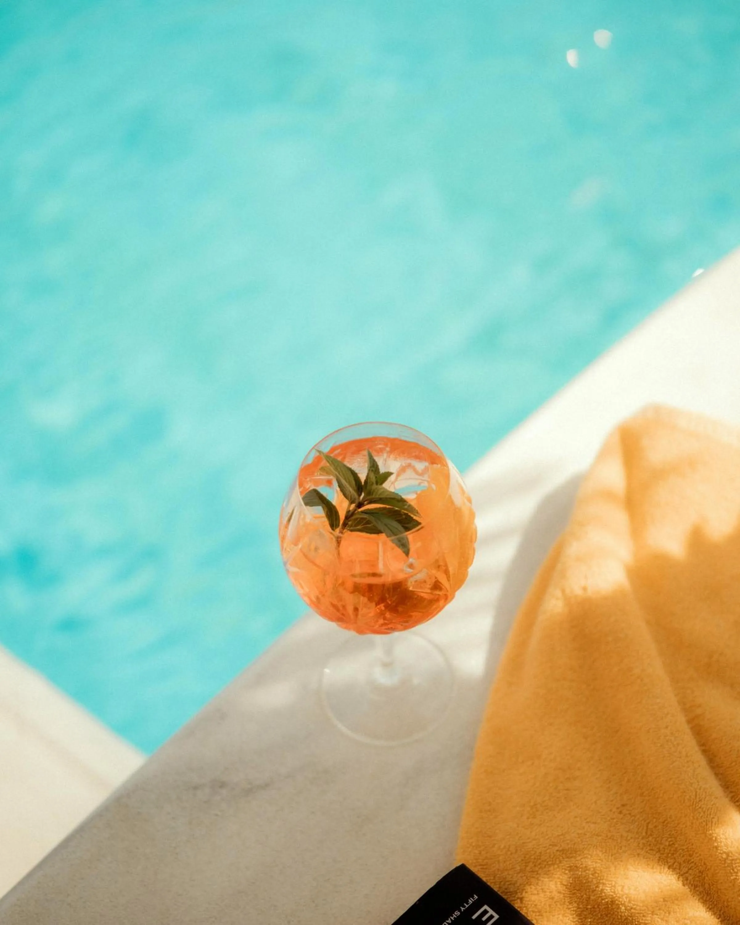 Text overlay in Sveltos Hotel