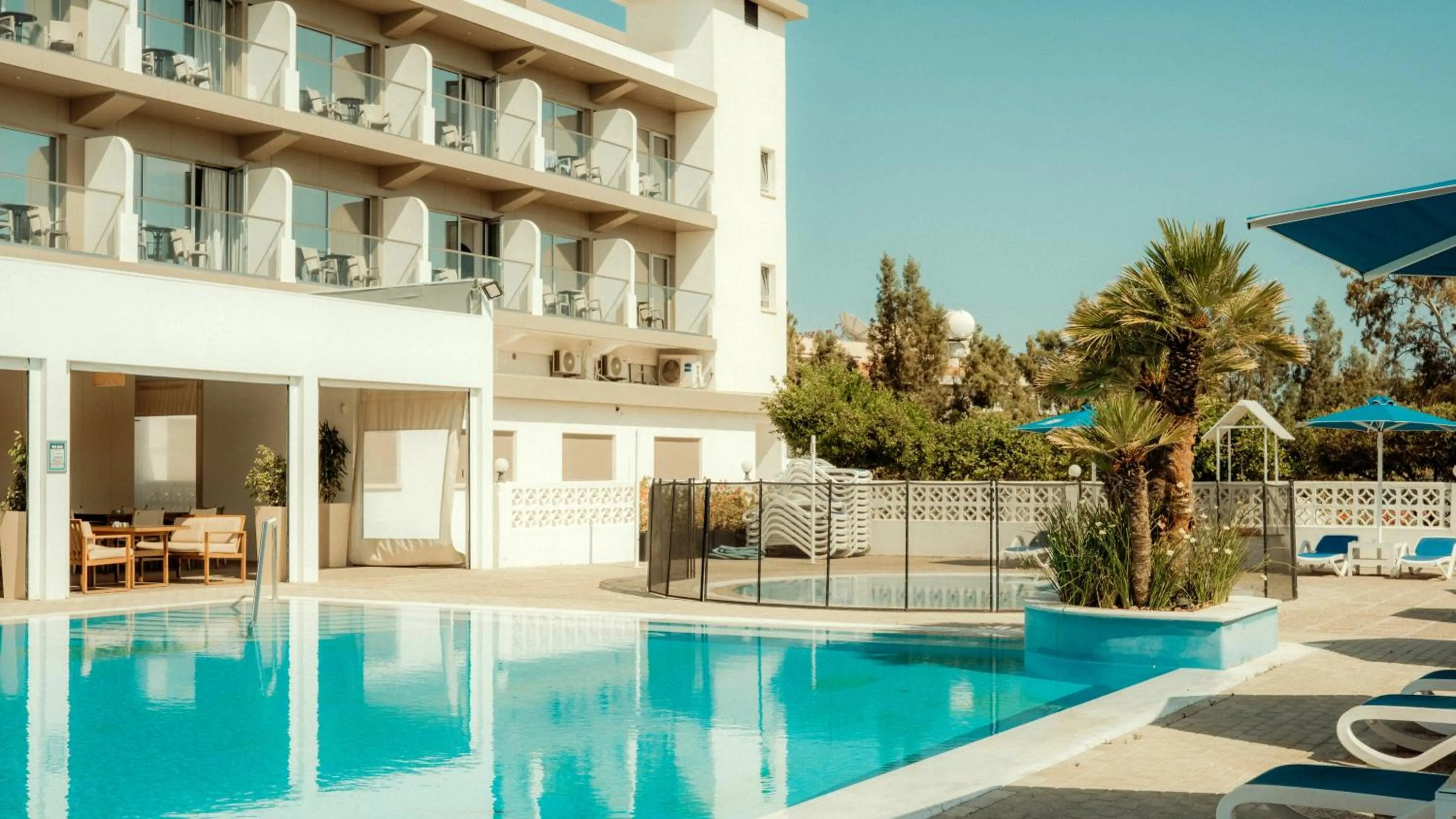 Swimming pool in Sveltos Hotel