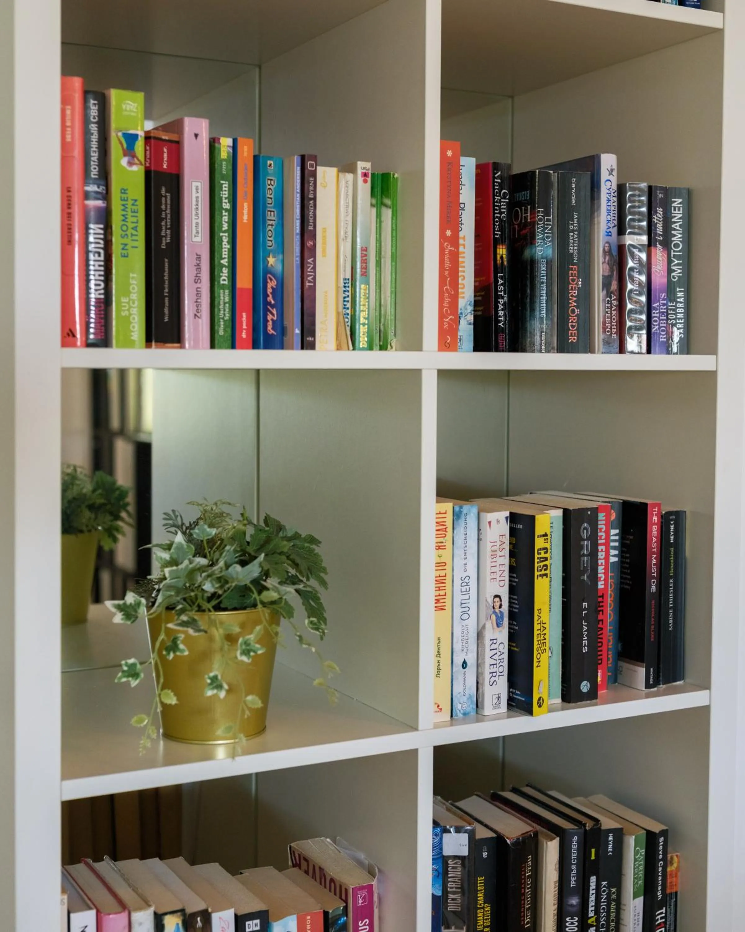 Communal lounge/ TV room in Sveltos Hotel