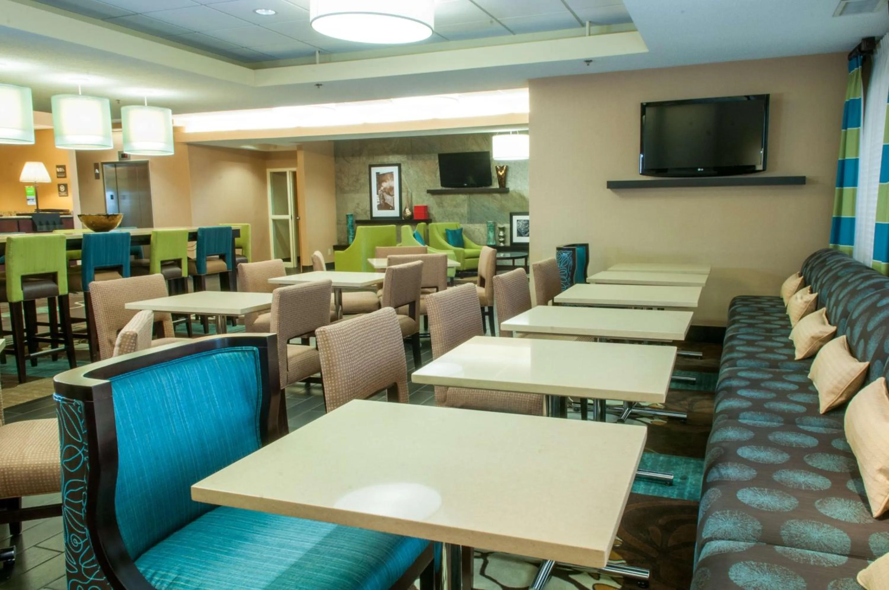 Dining area in Hampton Inn Clarksville