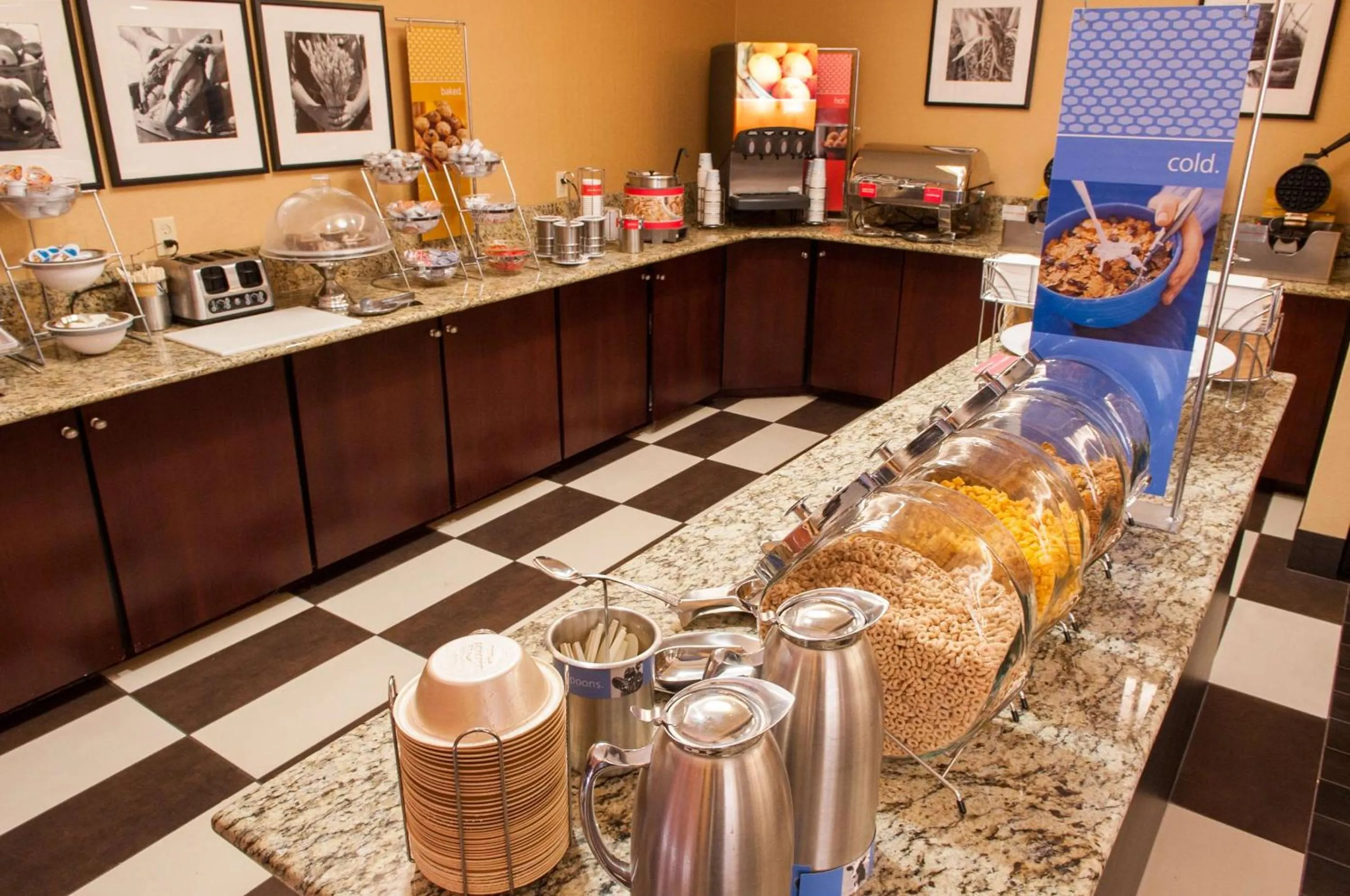 Dining area in Hampton Inn Clarksville