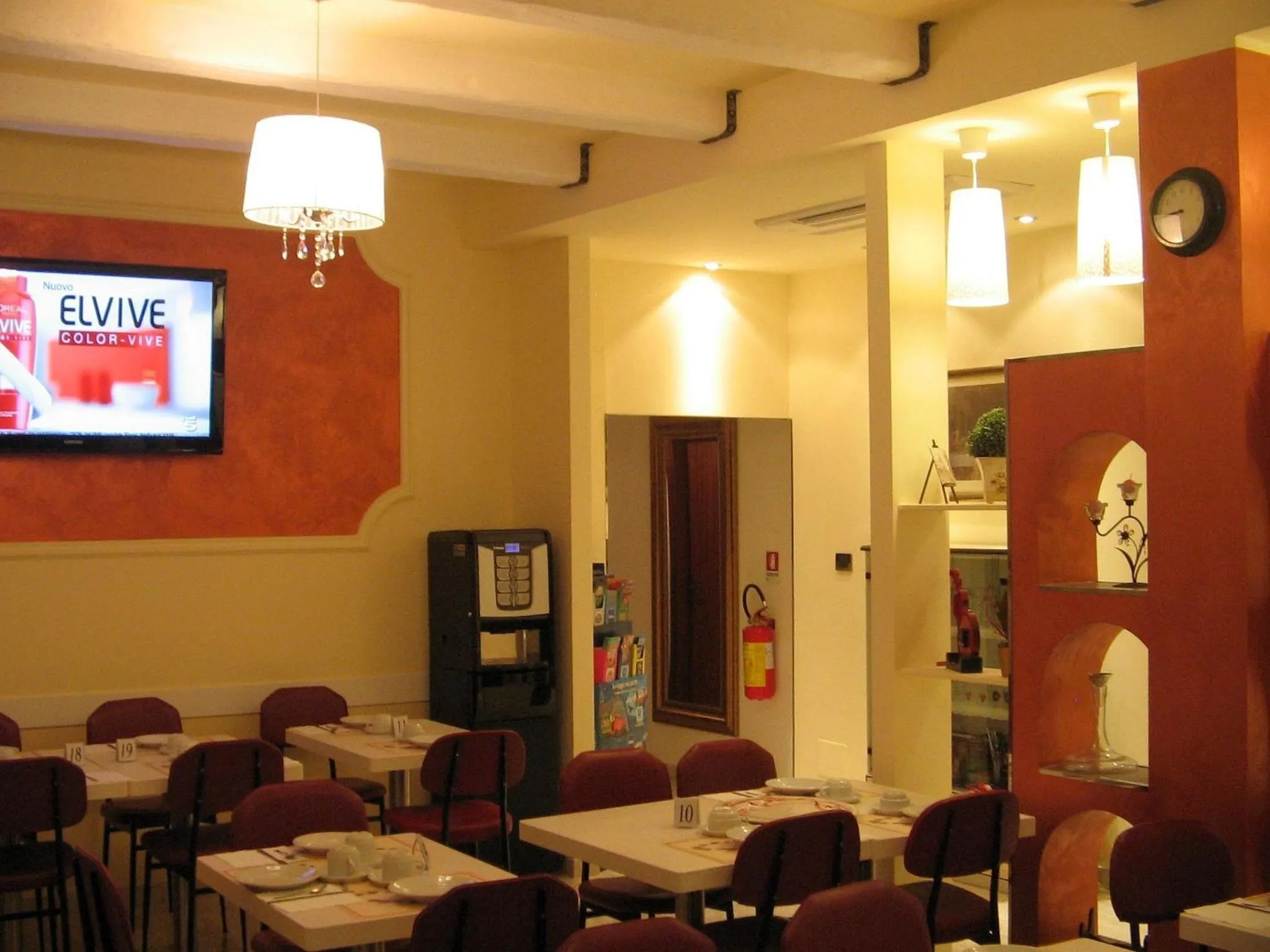 Communal lounge/ TV room in Villa Lauda B&B