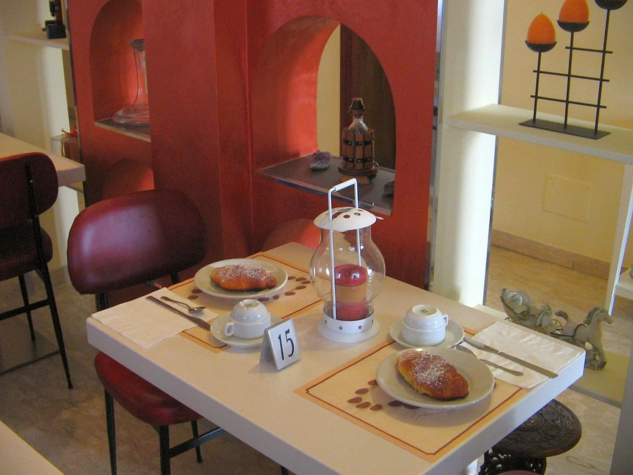 Communal lounge/ TV room in Villa Lauda B&B