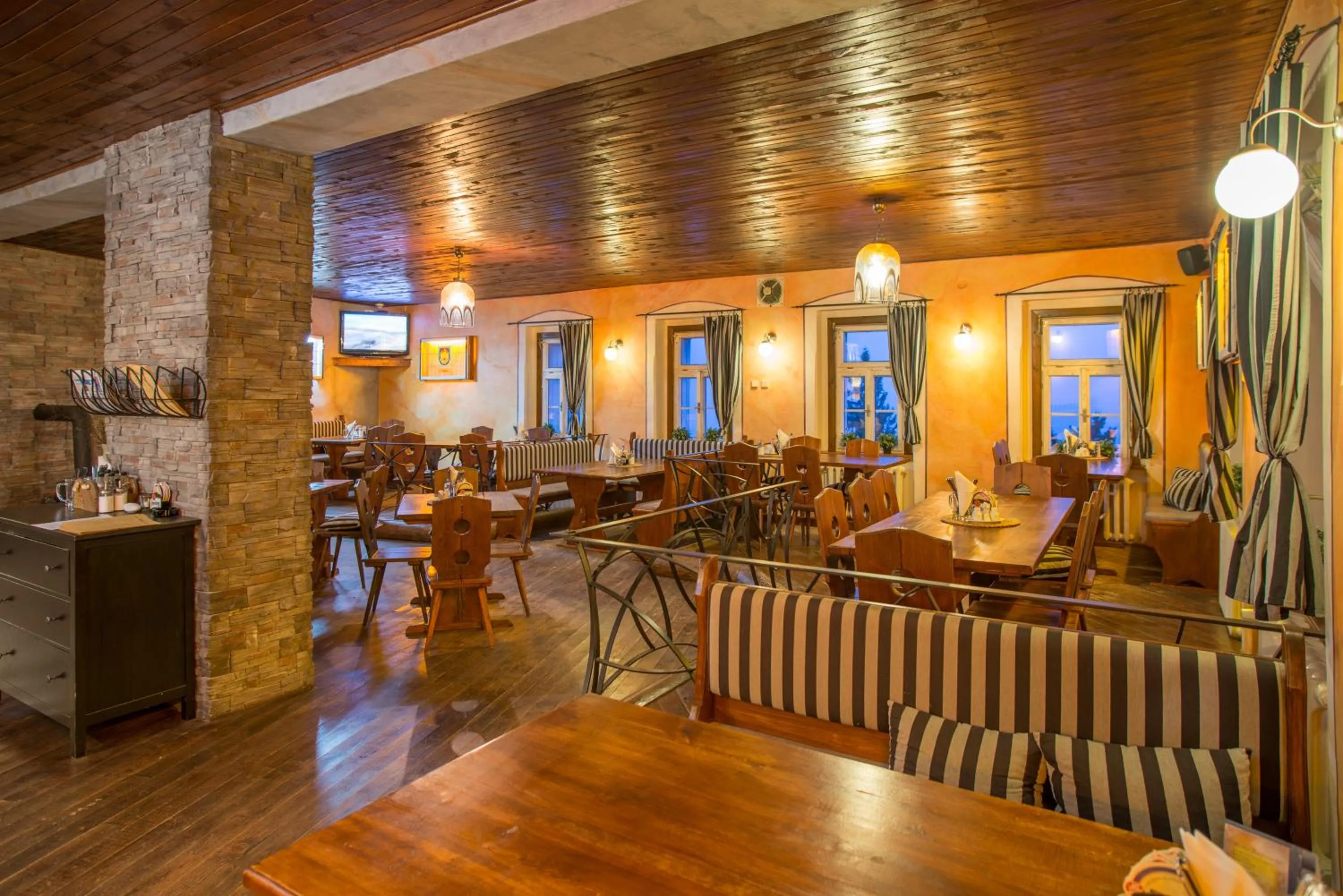 Restaurant/places to eat in Hotel Plesivec