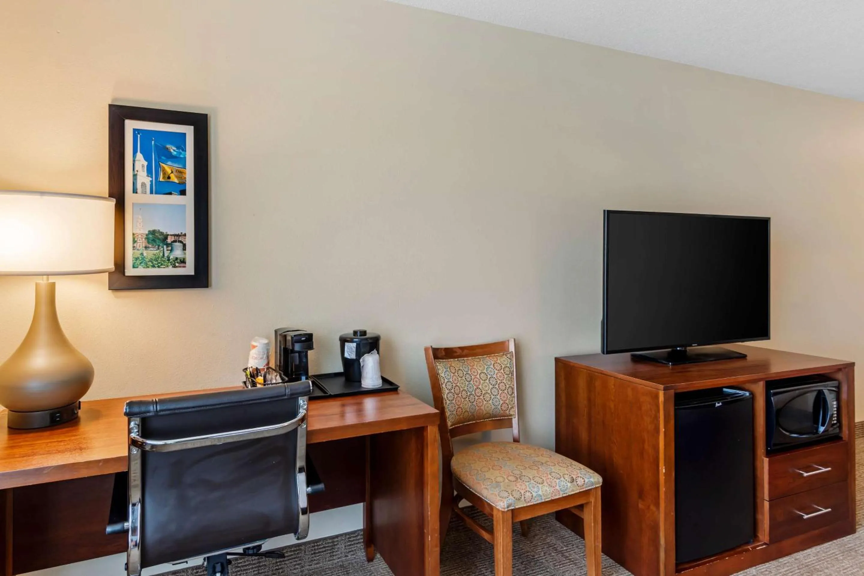 Bedroom in Comfort Inn & Suites Dover near Speedway