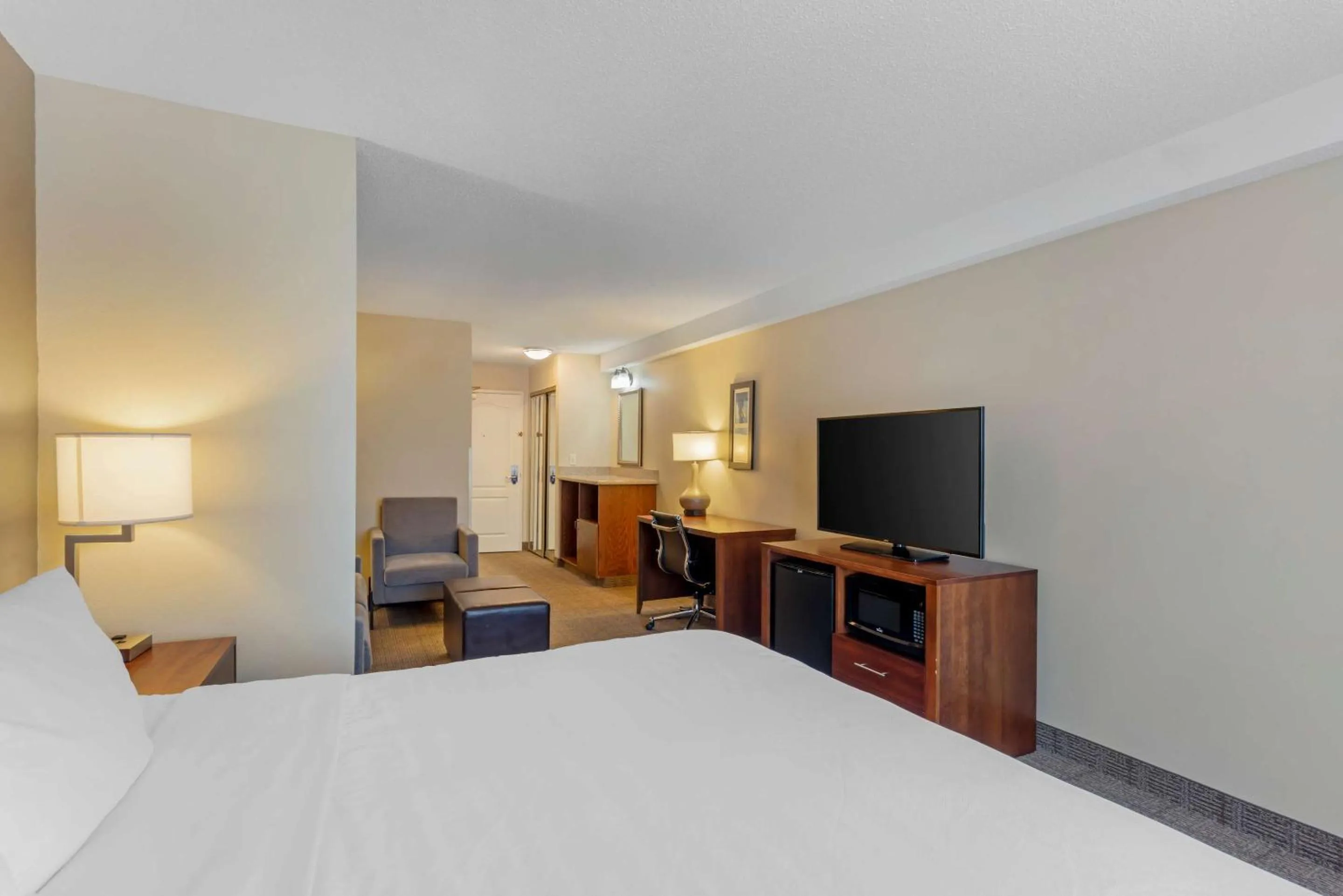 Bedroom, Bed in Comfort Inn & Suites Dover near Speedway