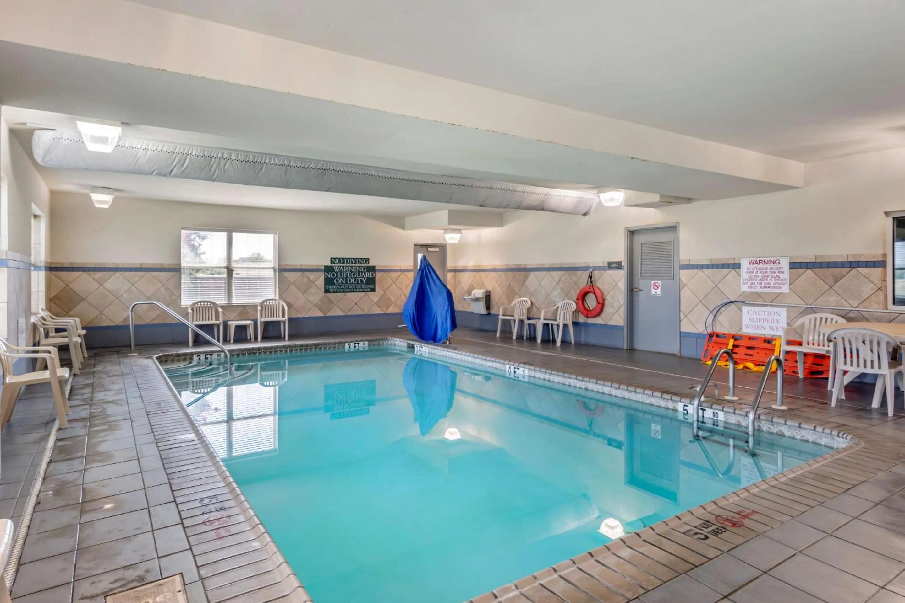 Swimming pool in Comfort Inn & Suites Dover near Speedway