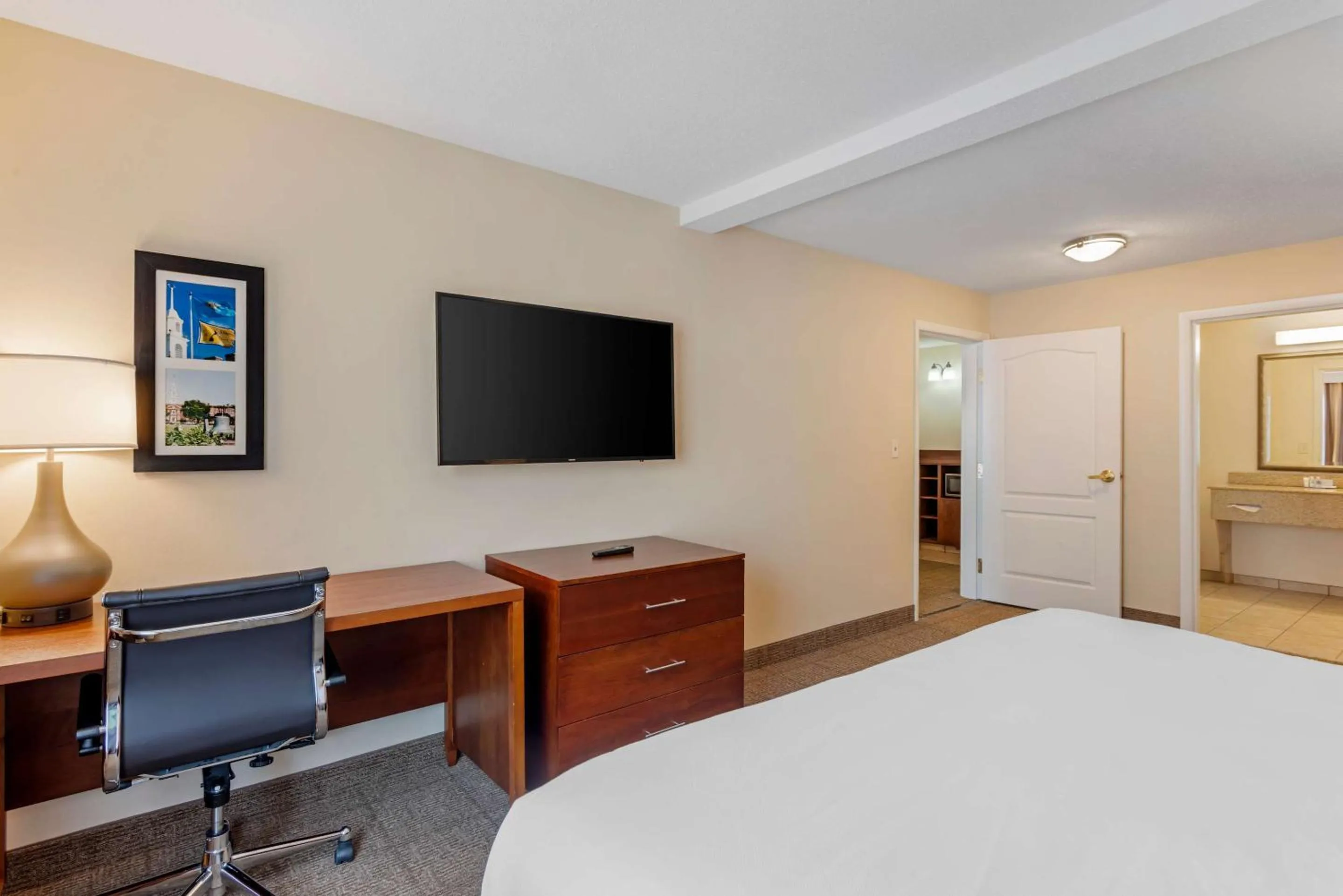 Bedroom, Bed in Comfort Inn & Suites Dover near Speedway