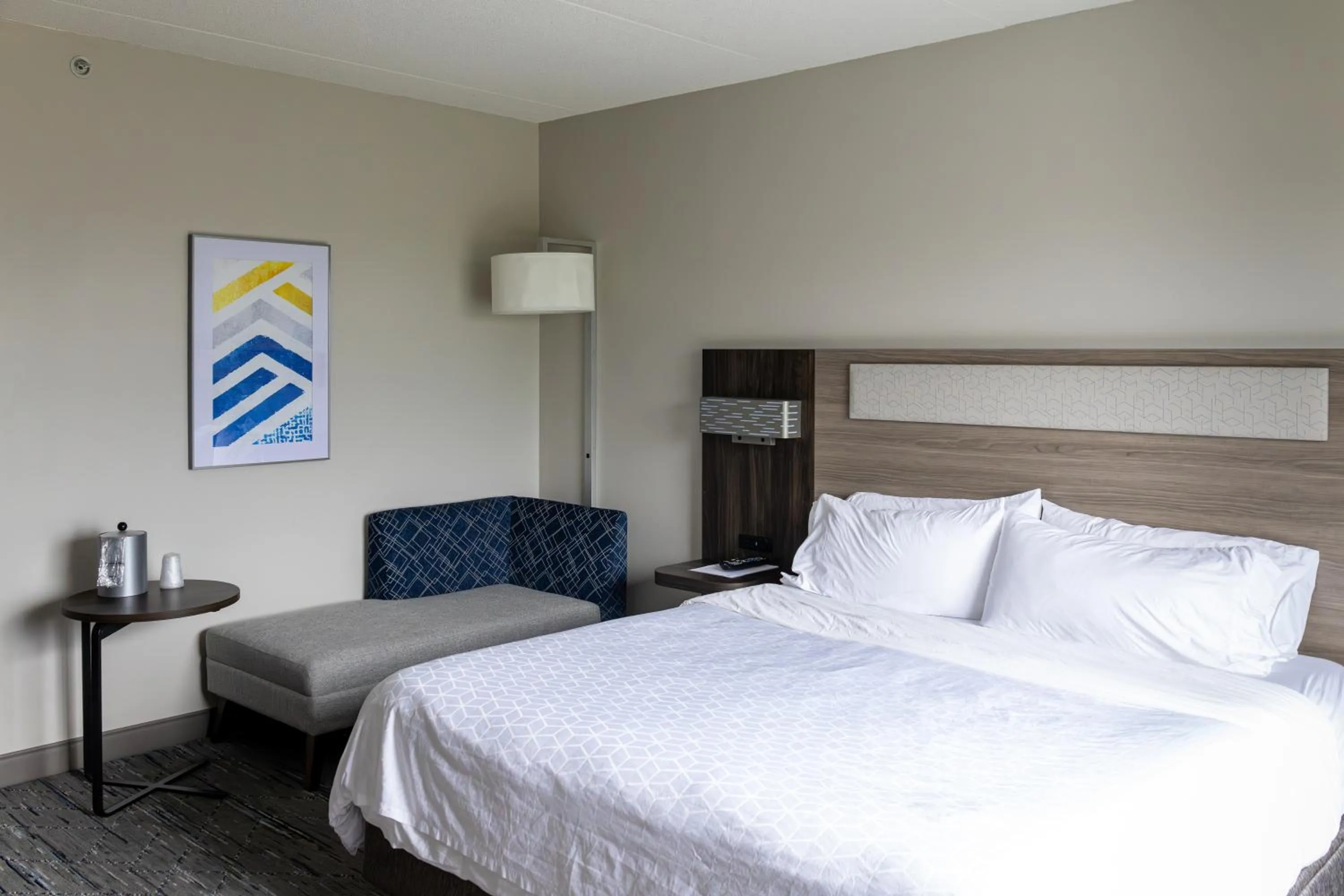 Bed in Holiday Inn Express Hotel & Suites Brockville by IHG