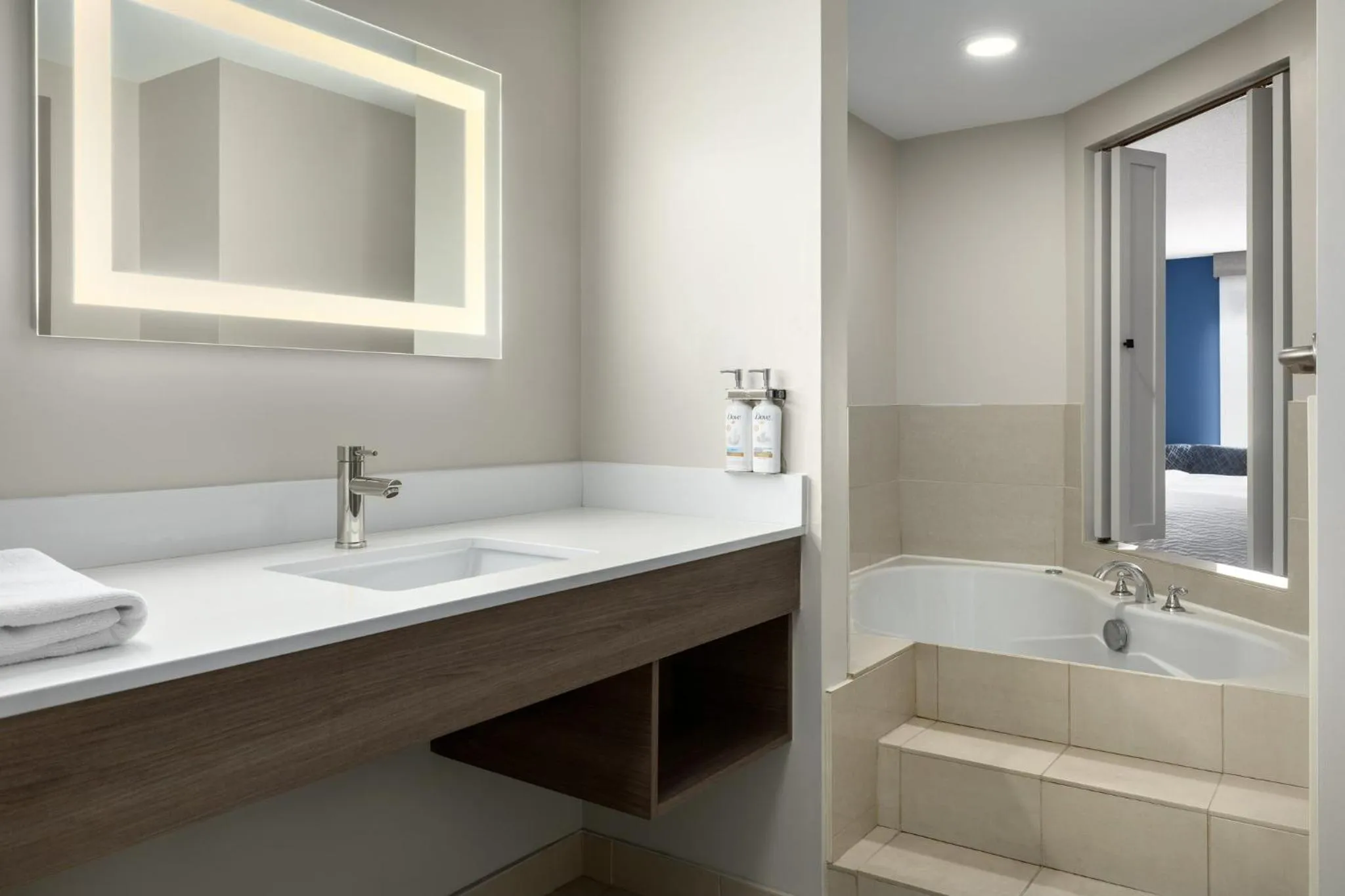 Photo of the whole room in Holiday Inn Express Hotel & Suites Brockville by IHG