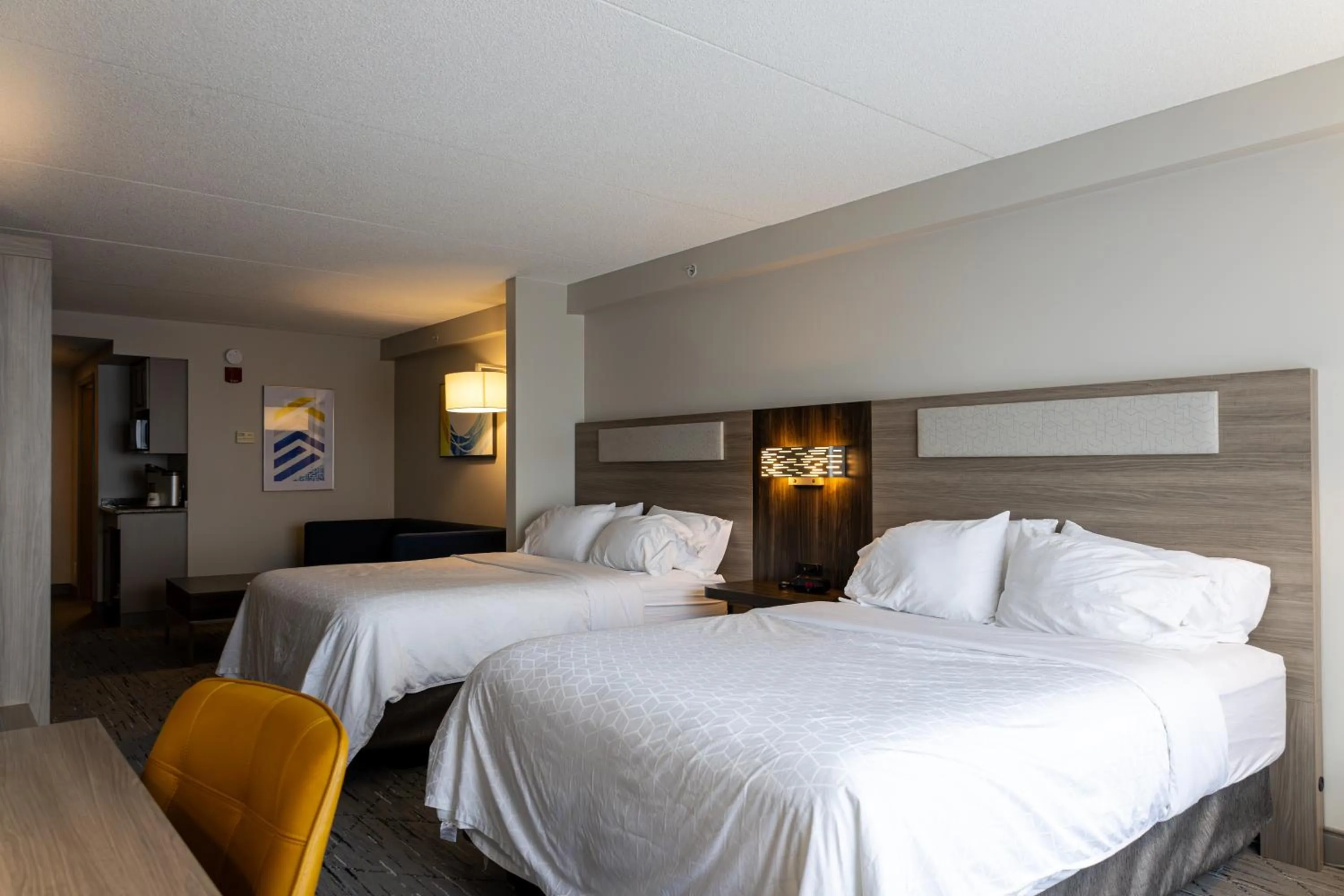 Bed in Holiday Inn Express Hotel & Suites Brockville by IHG