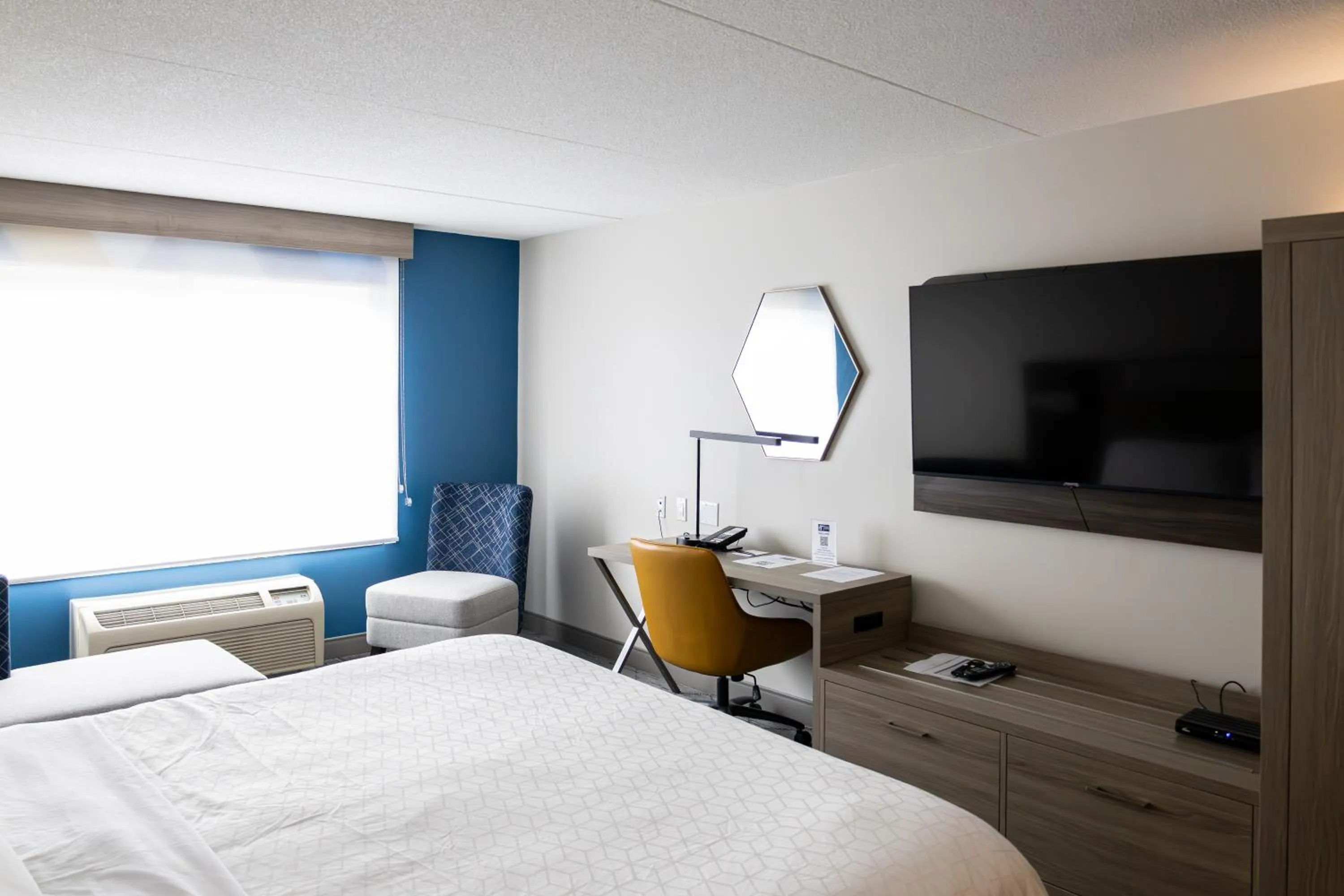 Bed in Holiday Inn Express Hotel & Suites Brockville by IHG
