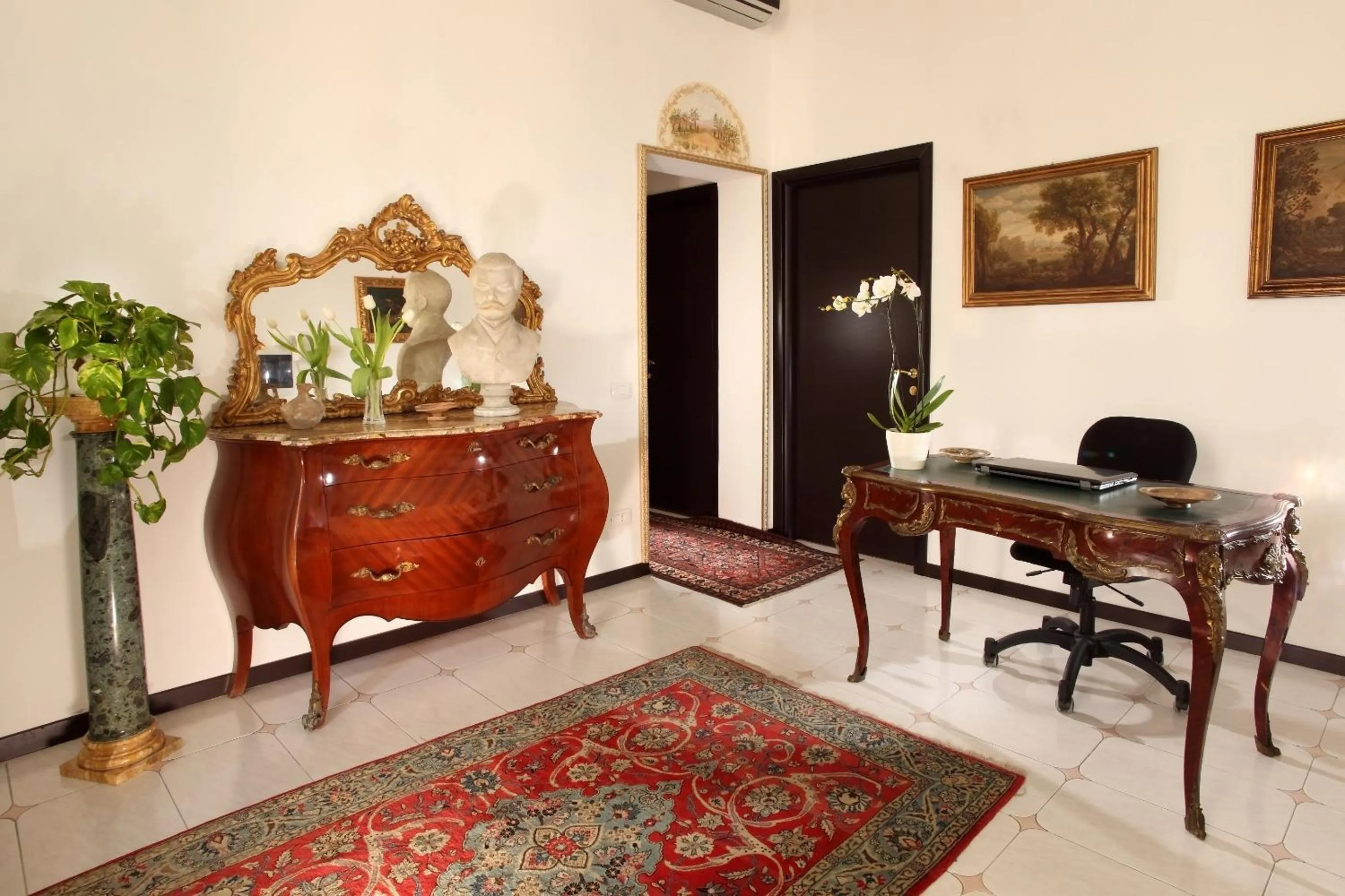 Lobby or reception in Roma Central Guest House