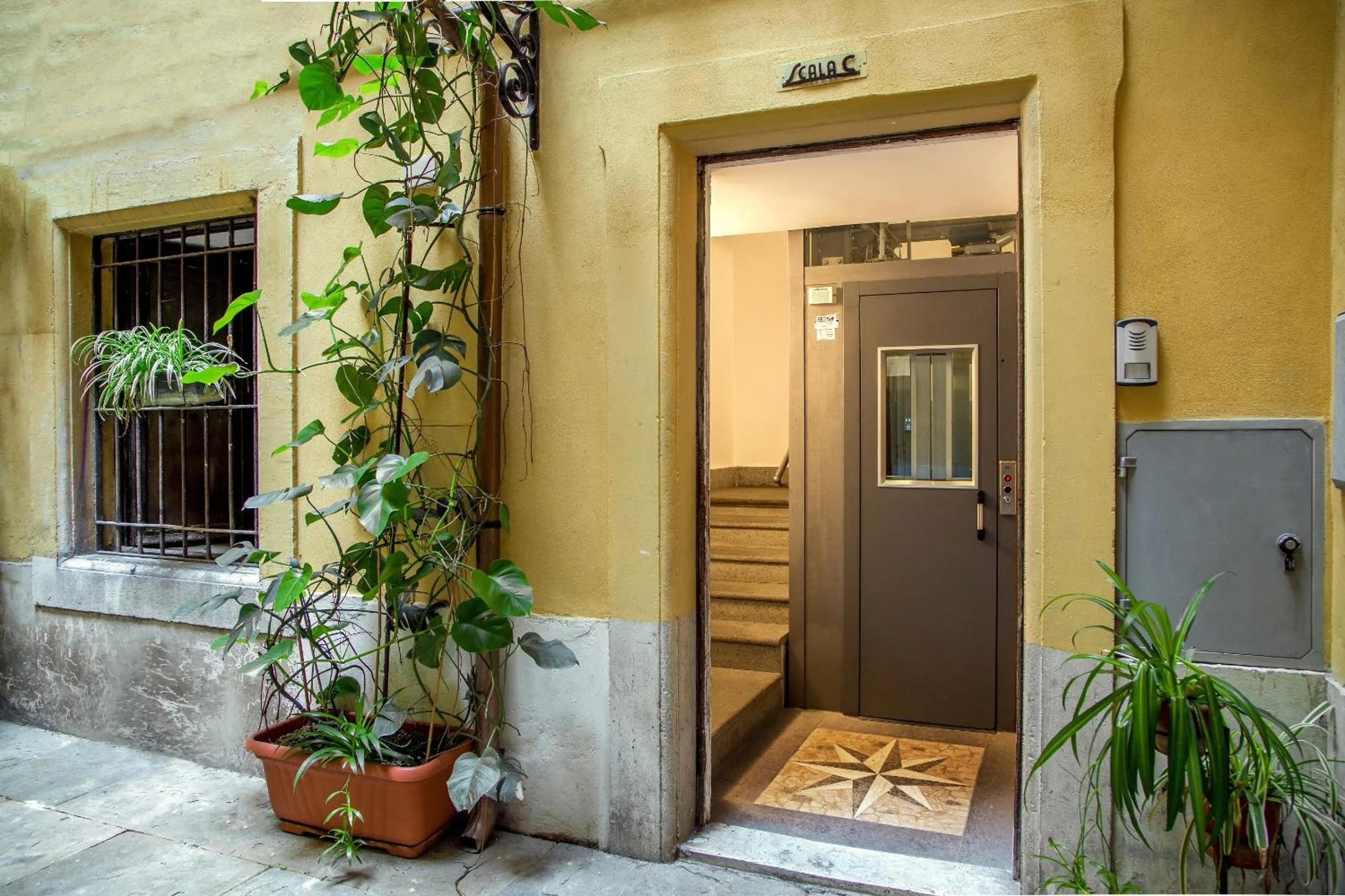 Facade/entrance in Roma Central Guest House