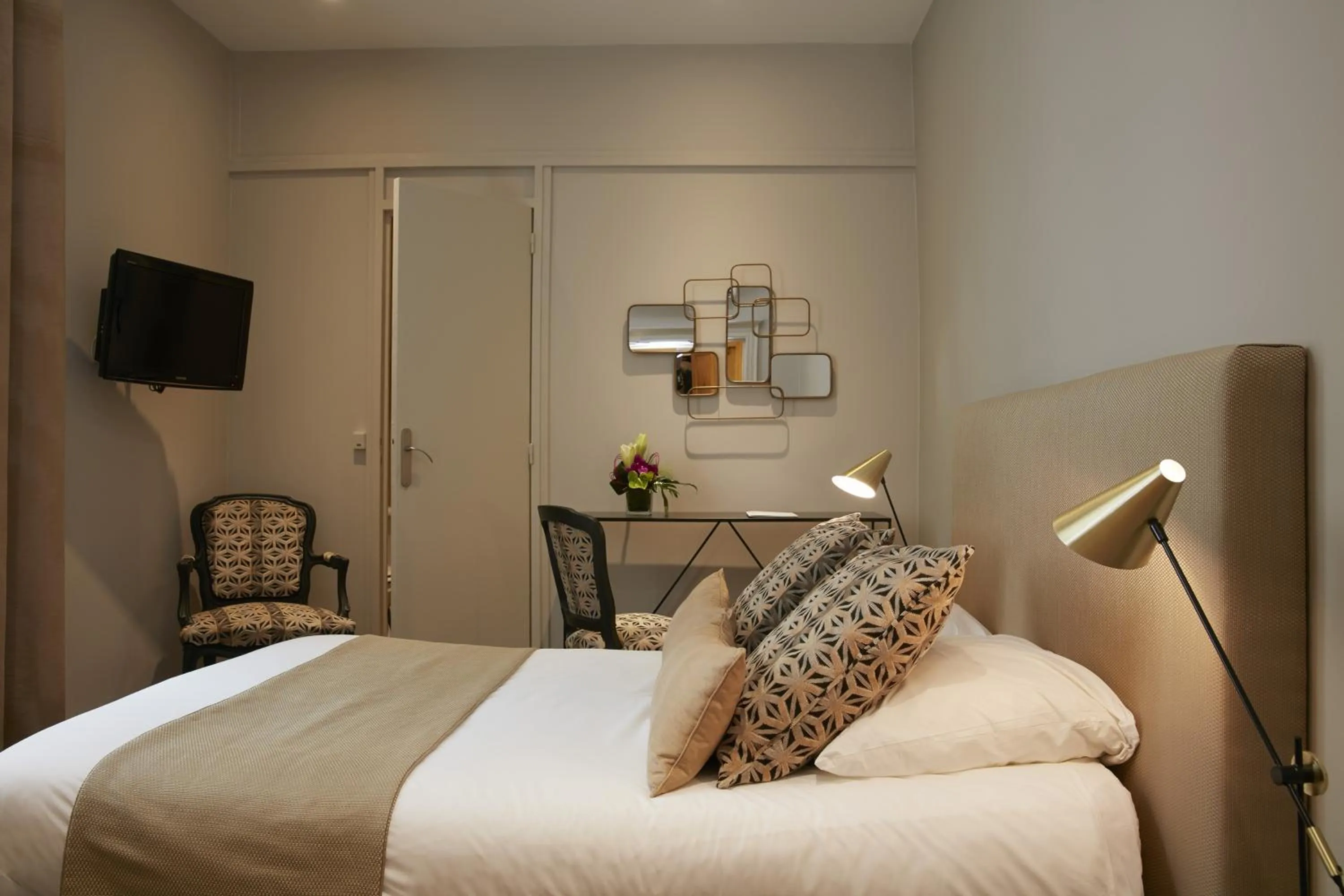 Photo of the whole room, Bed in Logis Hôtel - Restaurant Maison Claude Darroze