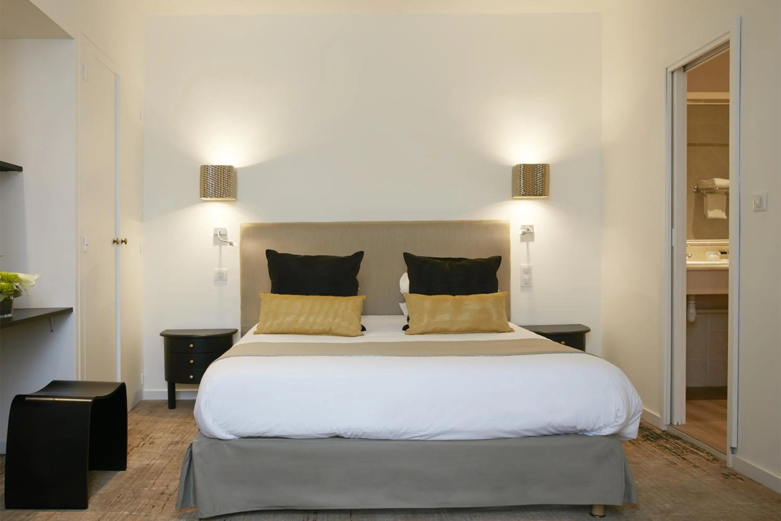 Bedroom, Bed in Logis Hôtel - Restaurant Maison Claude Darroze