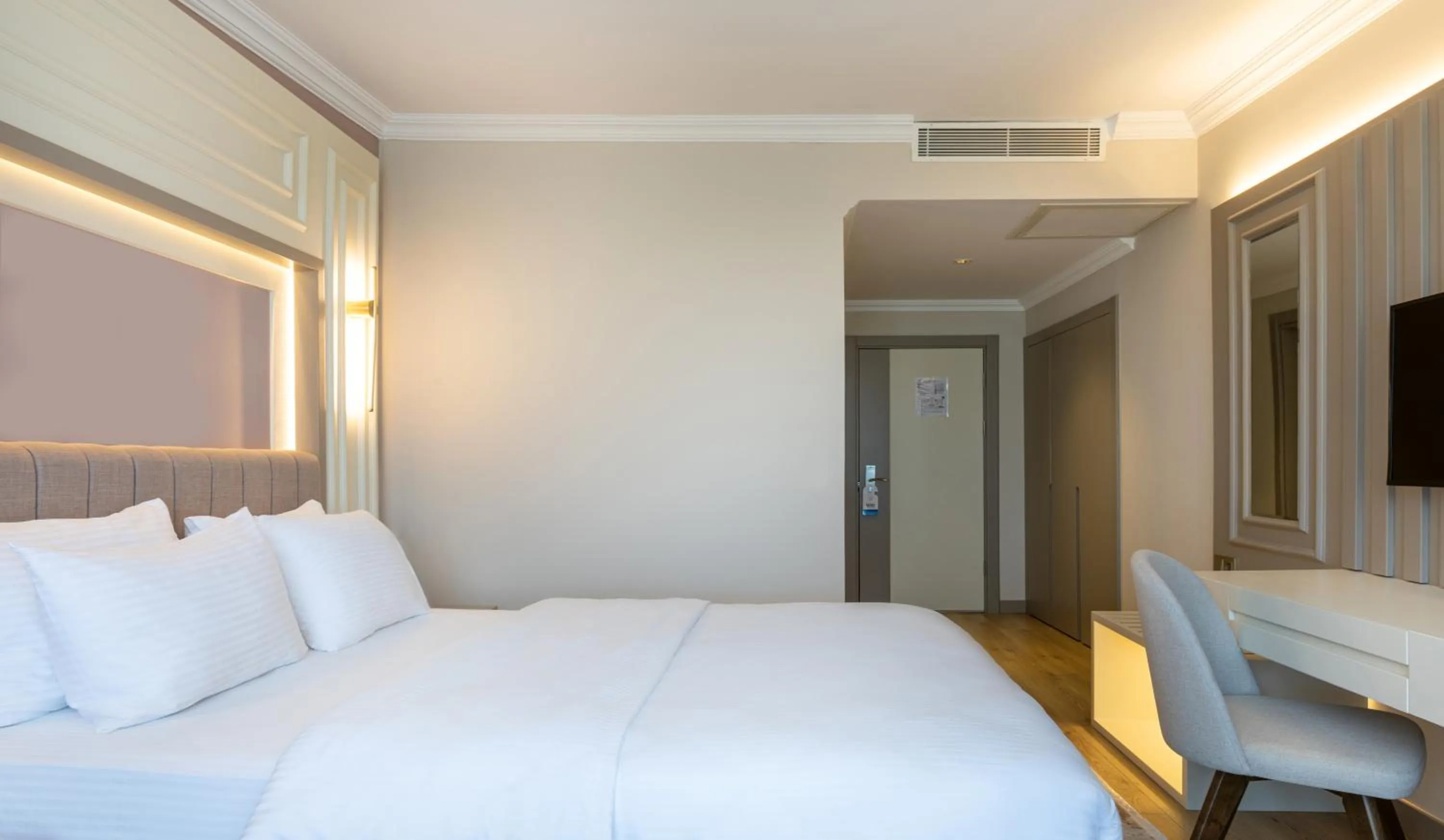 Photo of the whole room, Bed in Vira Otel Suites