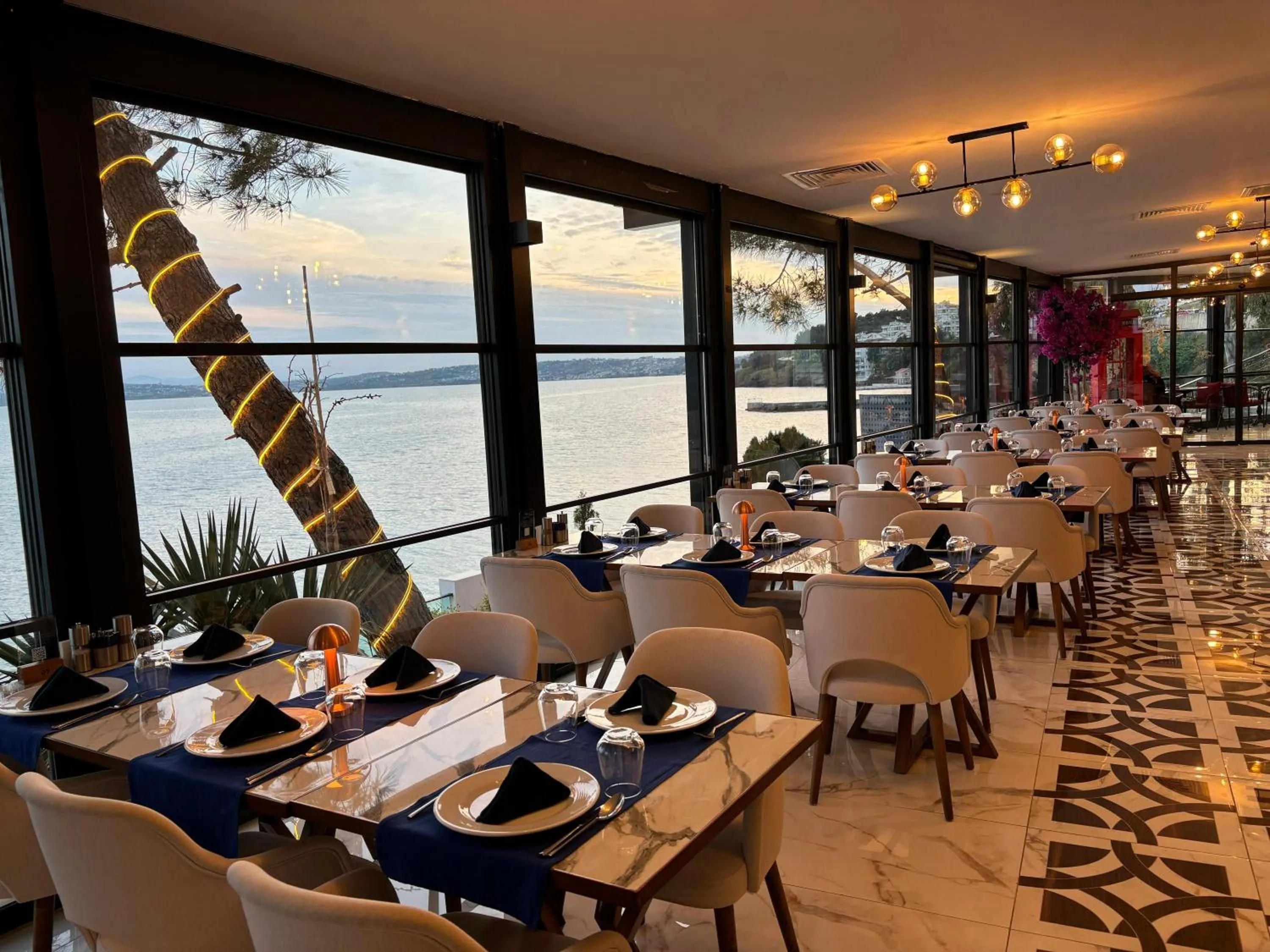 Restaurant/places to eat in Vira Otel Suites