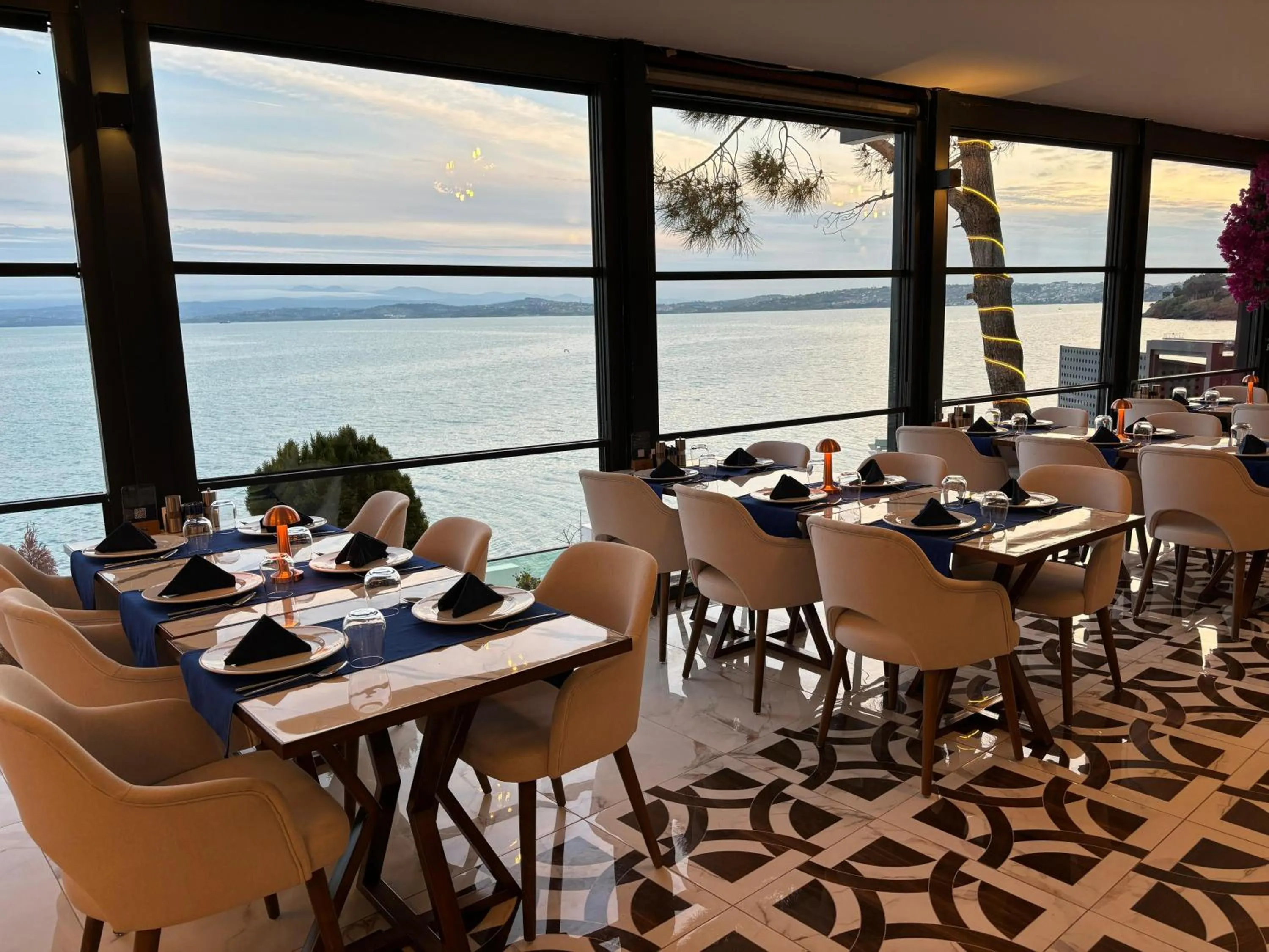 Restaurant/places to eat in Vira Otel Suites