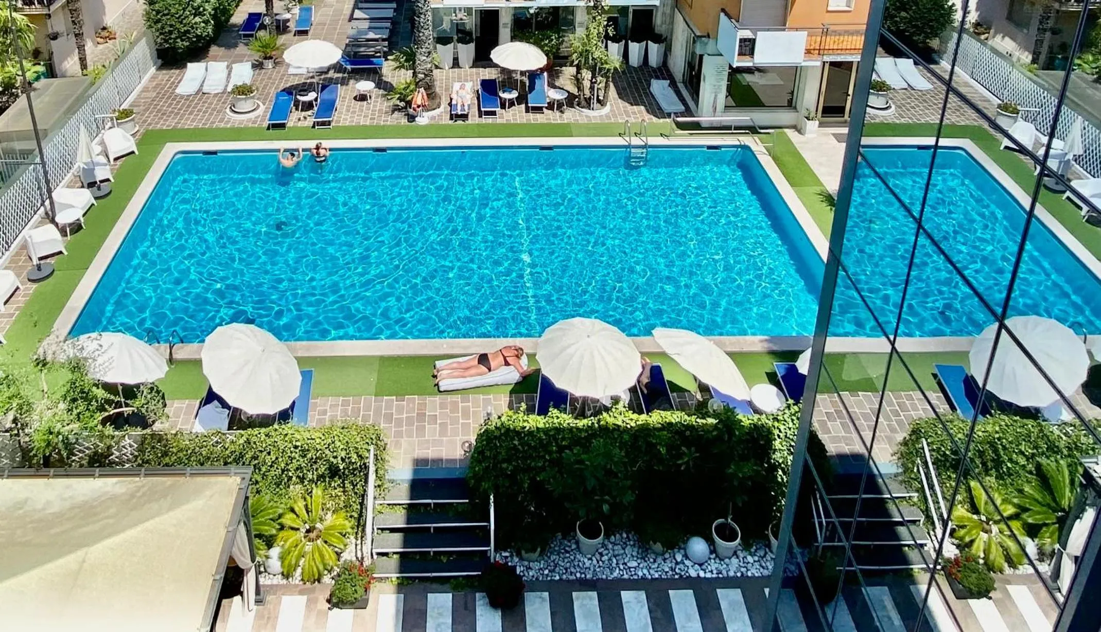Swimming pool in Hotel La Perla