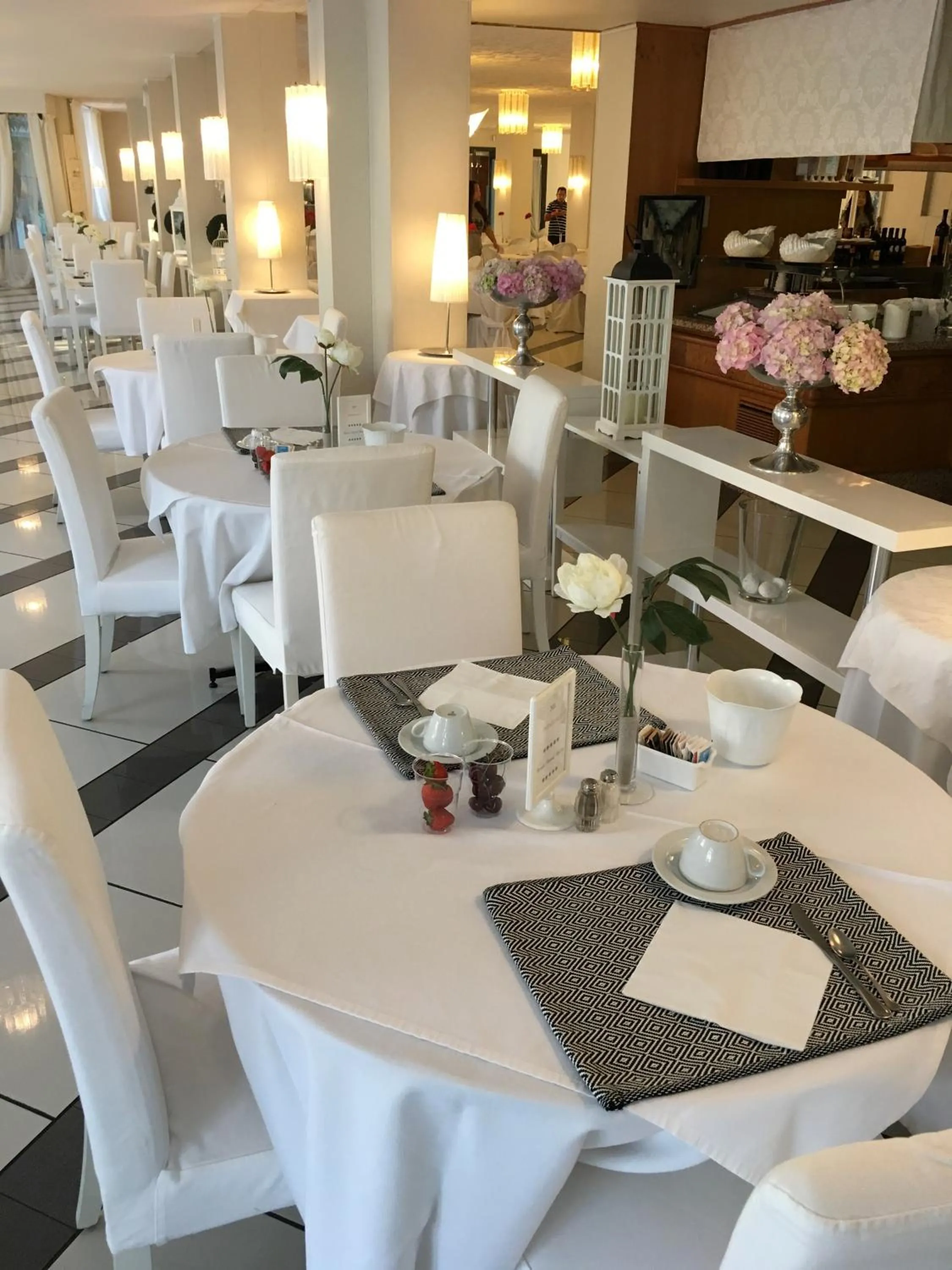 Restaurant/places to eat in Hotel La Perla