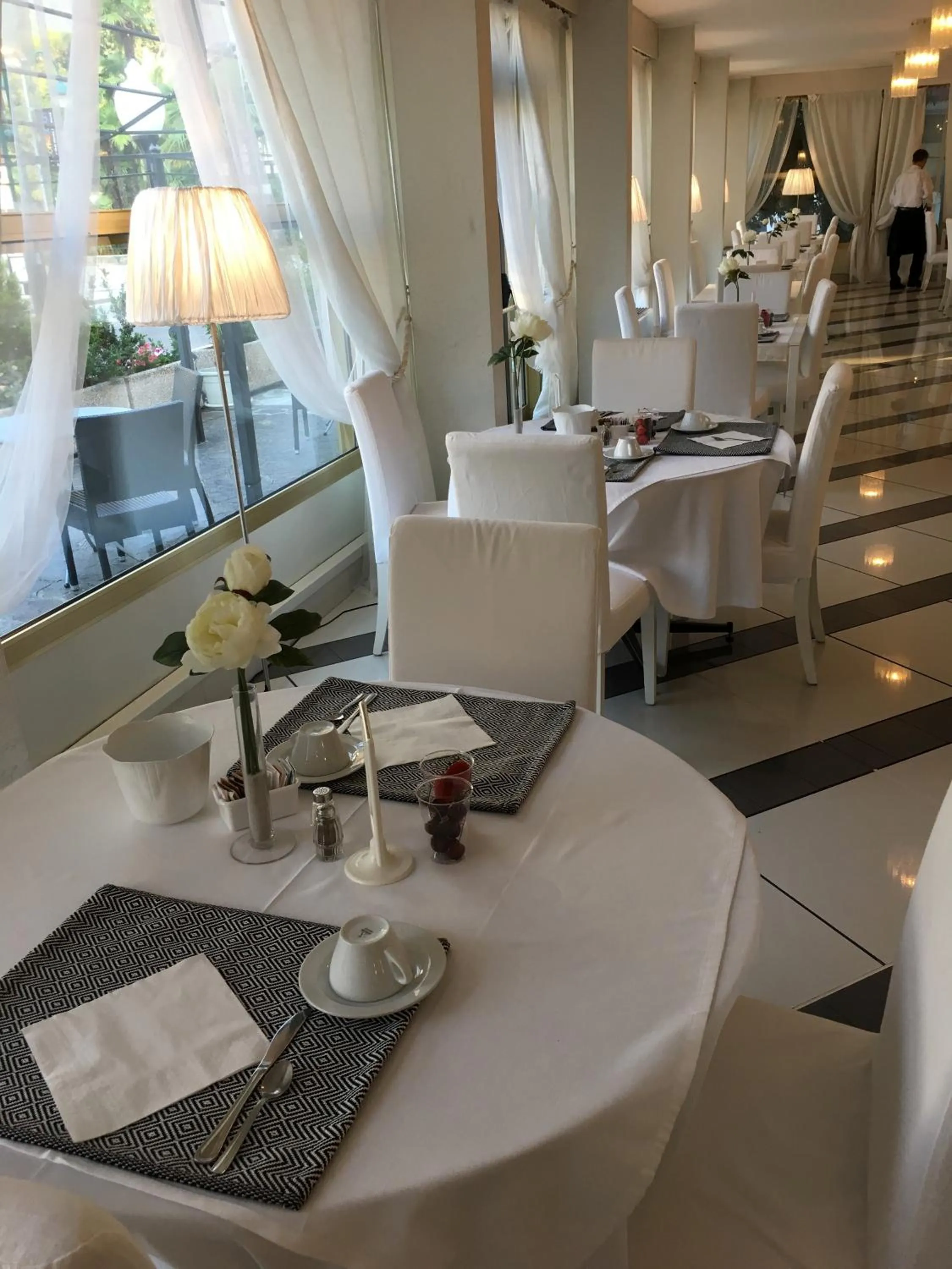 Restaurant/places to eat in Hotel La Perla