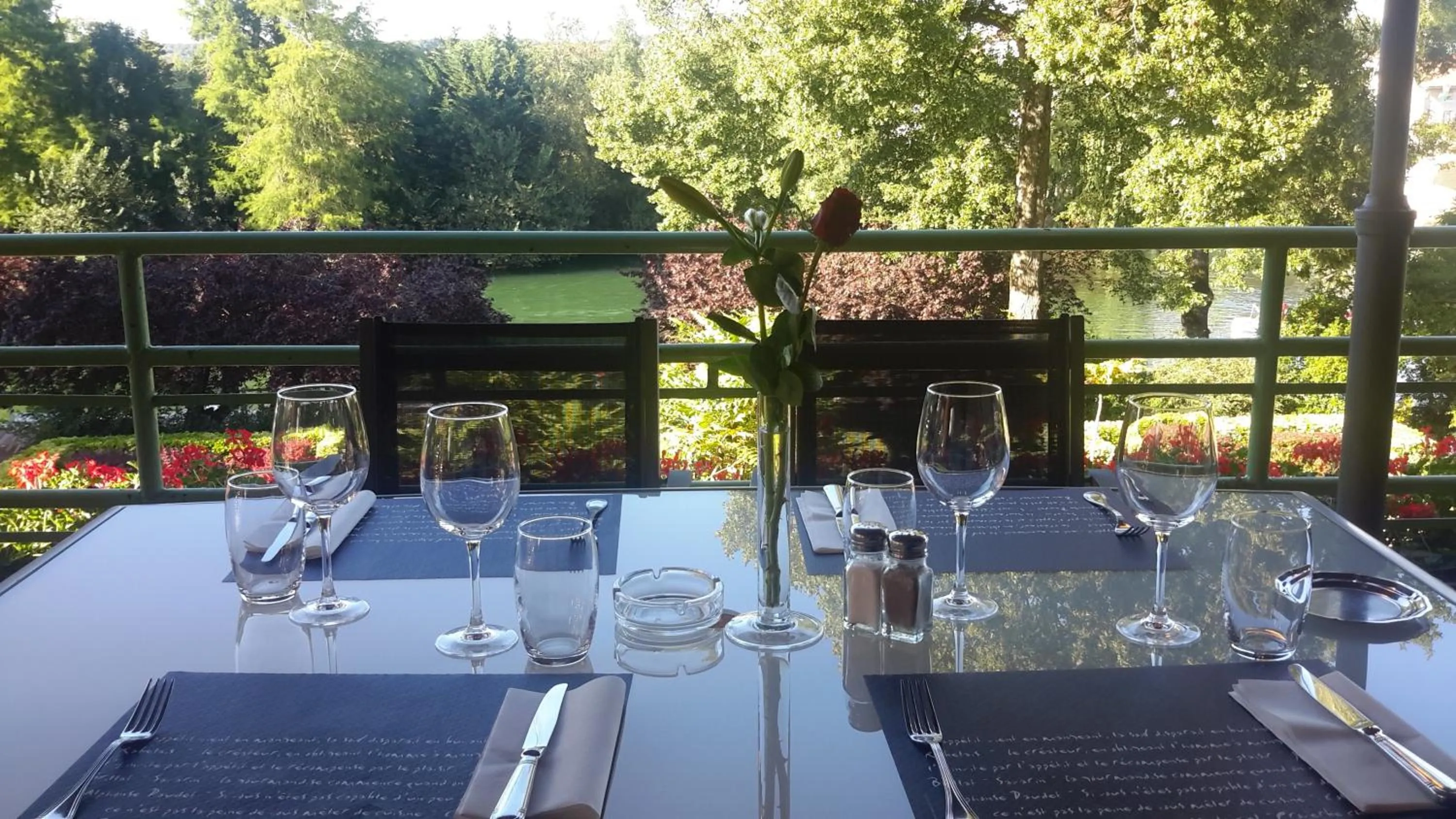 Balcony/Terrace in hôtel restaurant Beau-rivage