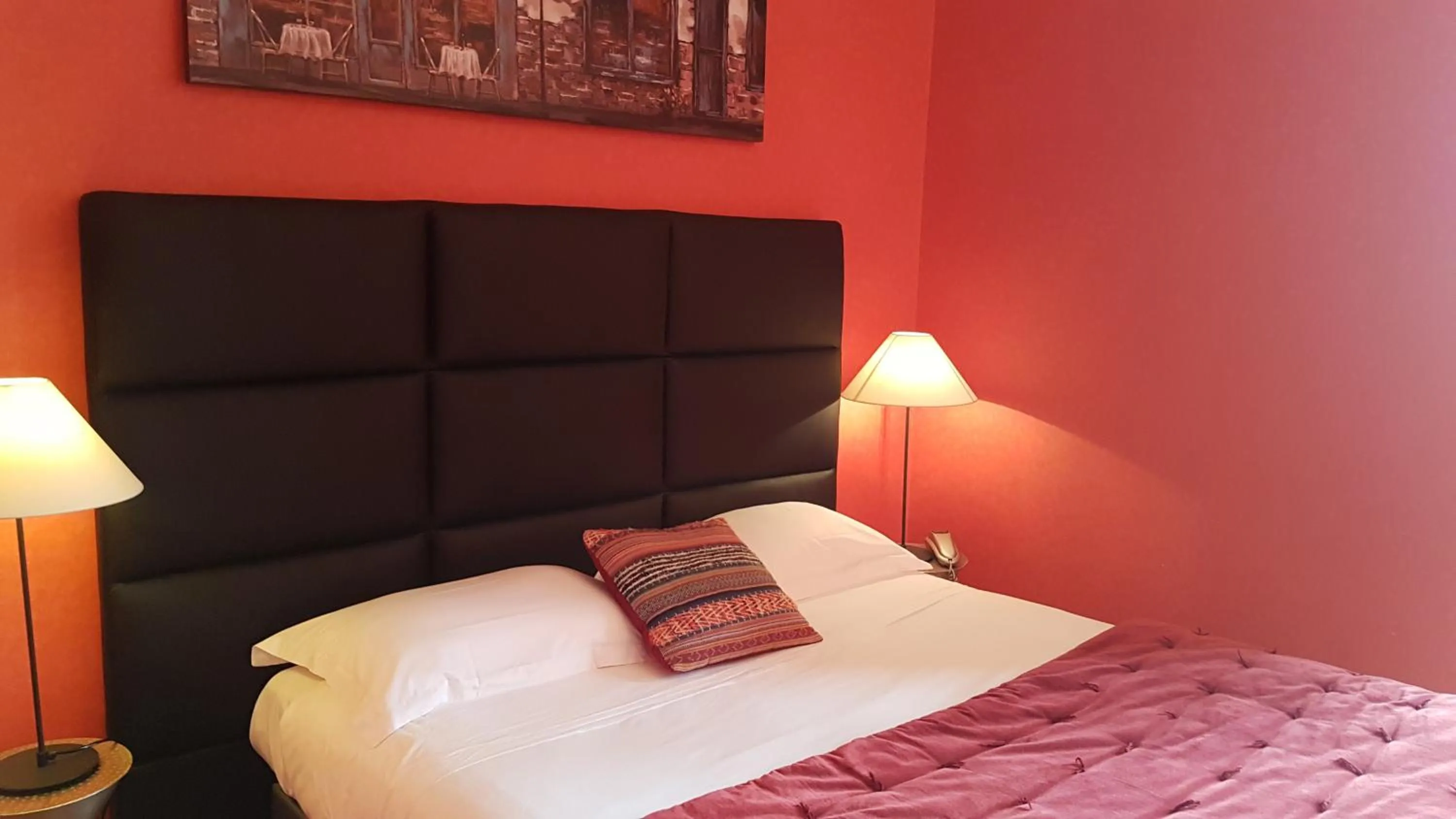 Bed in hôtel restaurant Beau-rivage