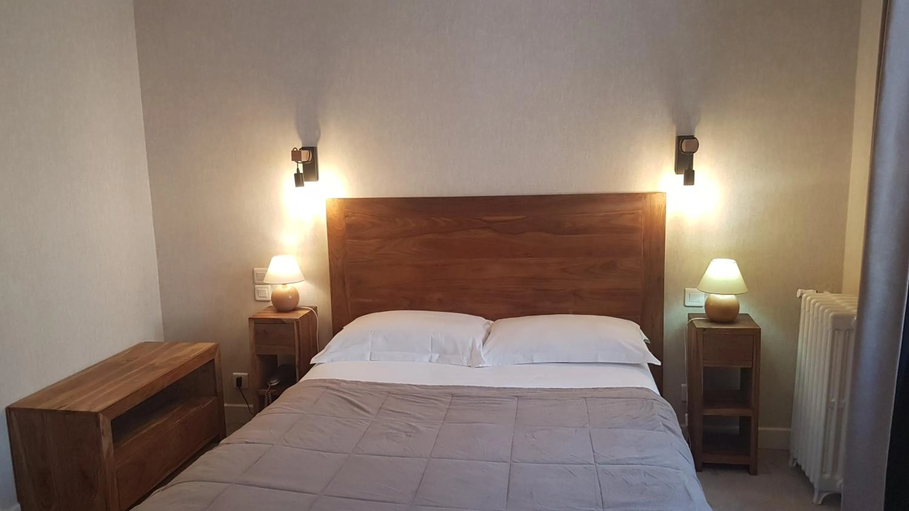 Bed in hôtel restaurant Beau-rivage