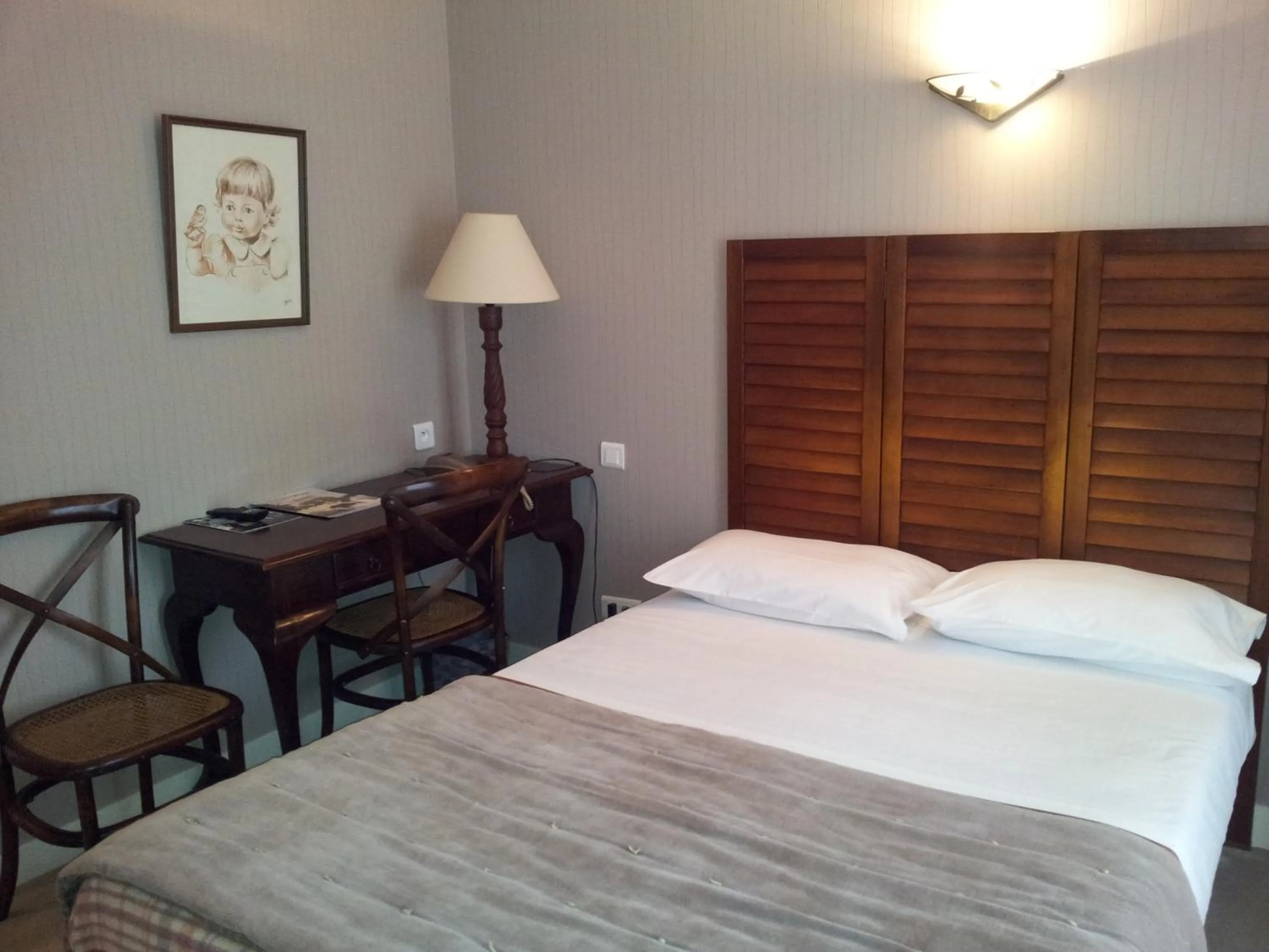 Bed in hôtel restaurant Beau-rivage