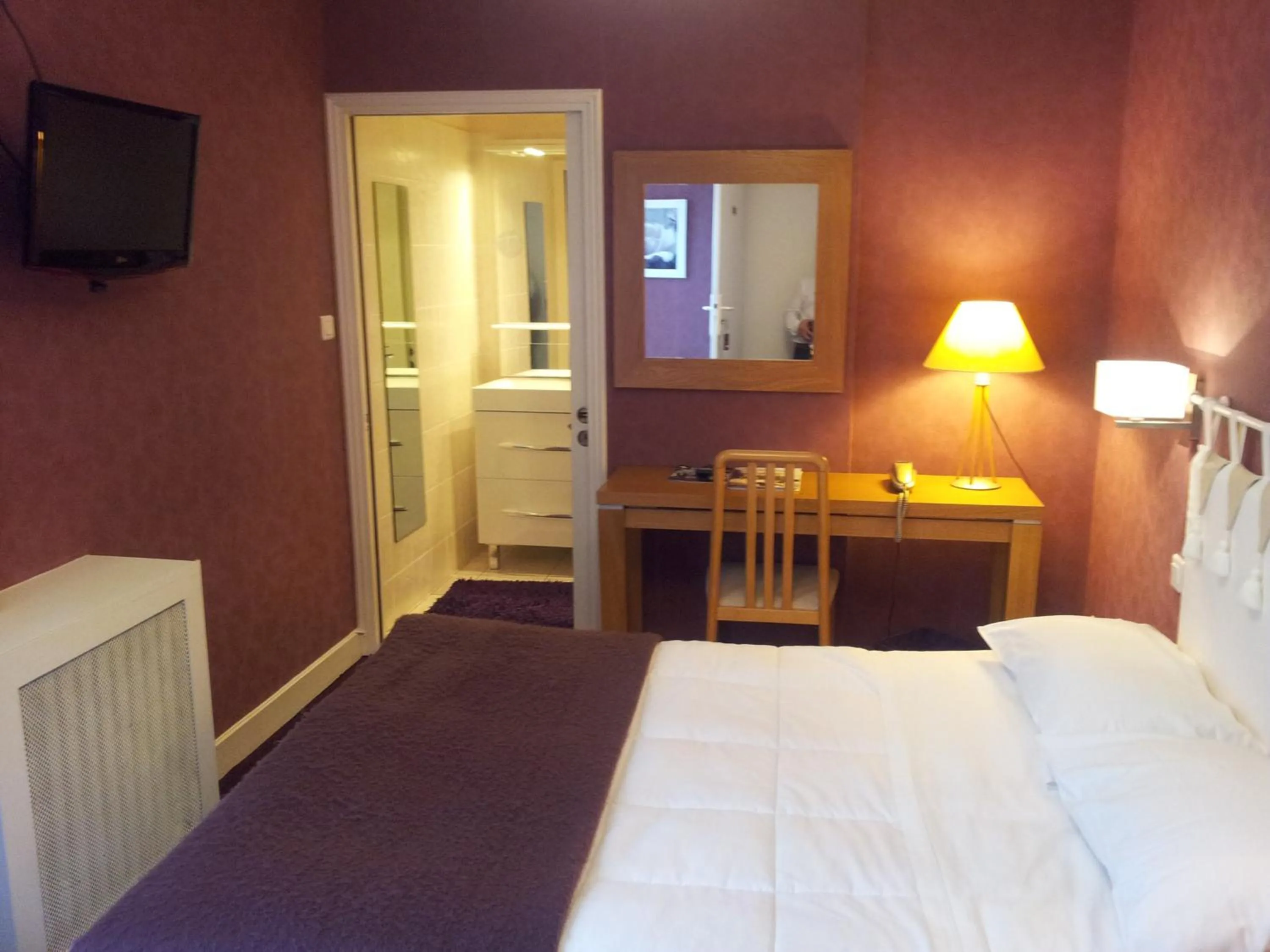 Bed in hôtel restaurant Beau-rivage