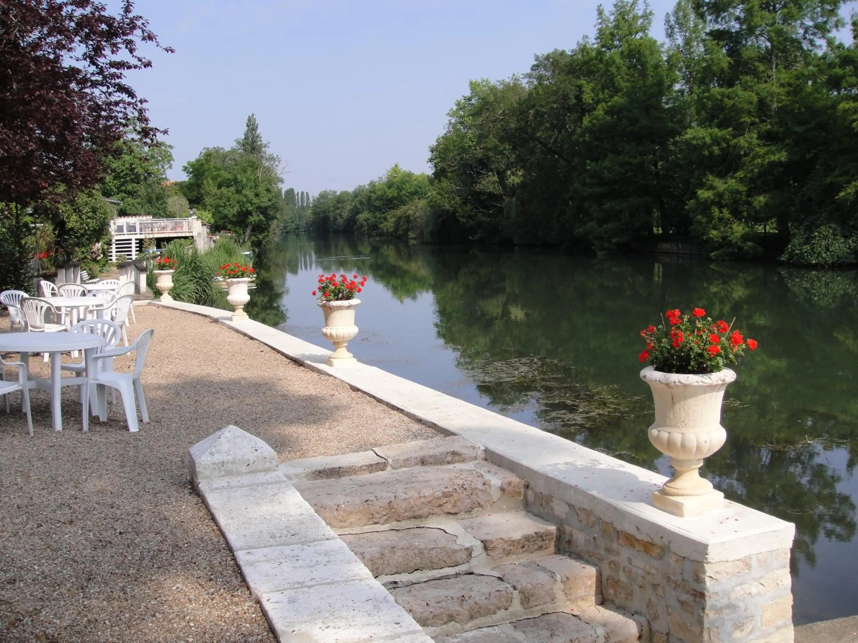 River view in hôtel restaurant Beau-rivage