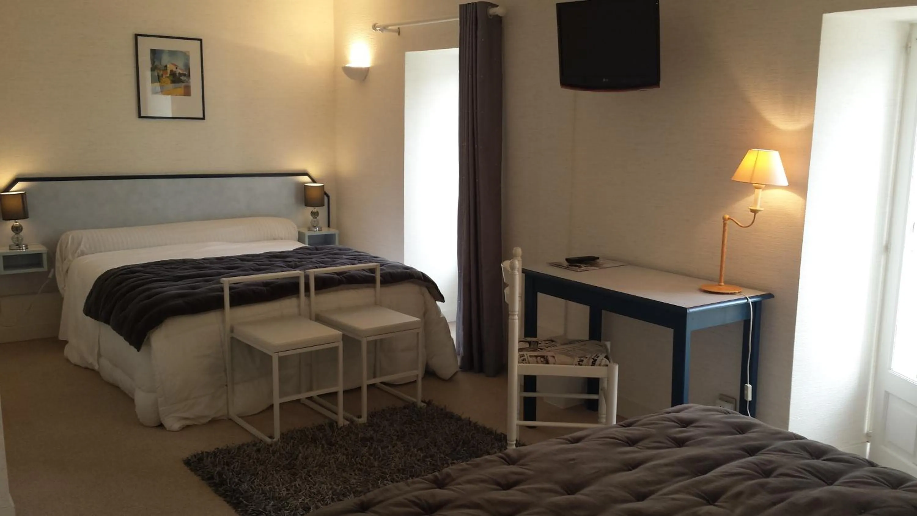 Communal lounge/ TV room, Bed in hôtel restaurant Beau-rivage