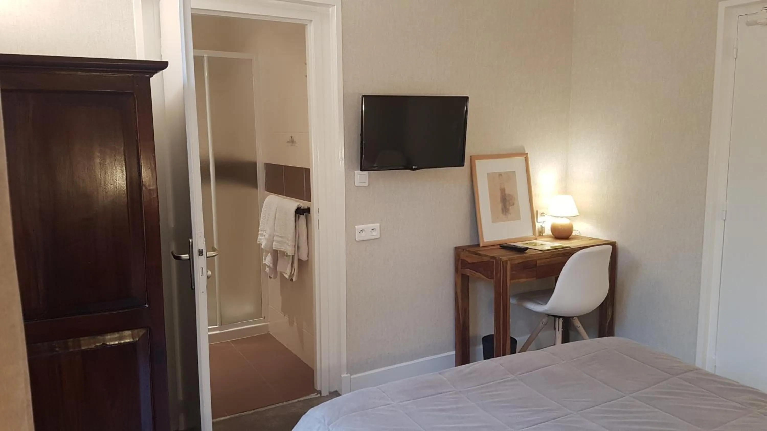 Bed in hôtel restaurant Beau-rivage