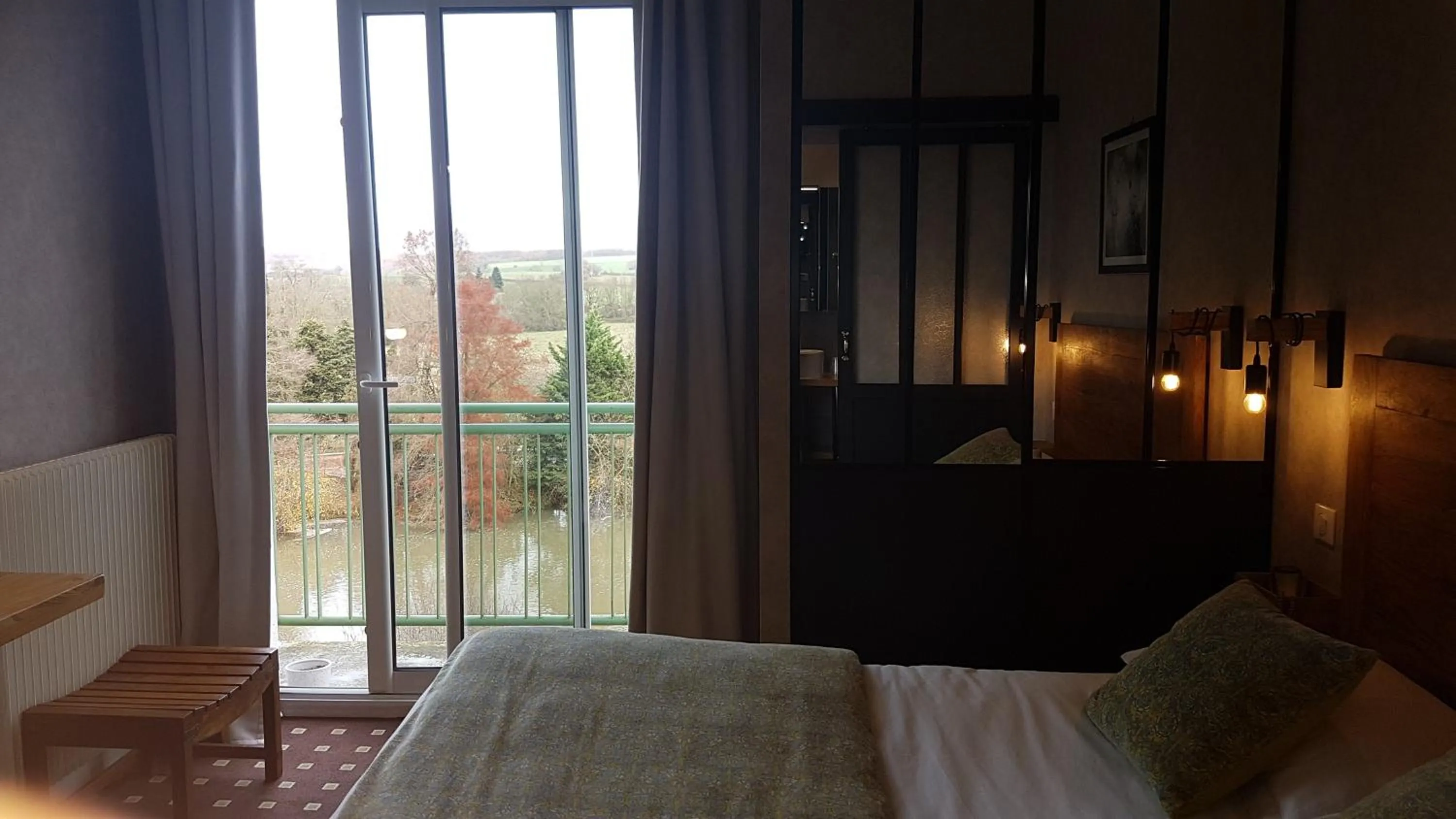 Bed in hôtel restaurant Beau-rivage