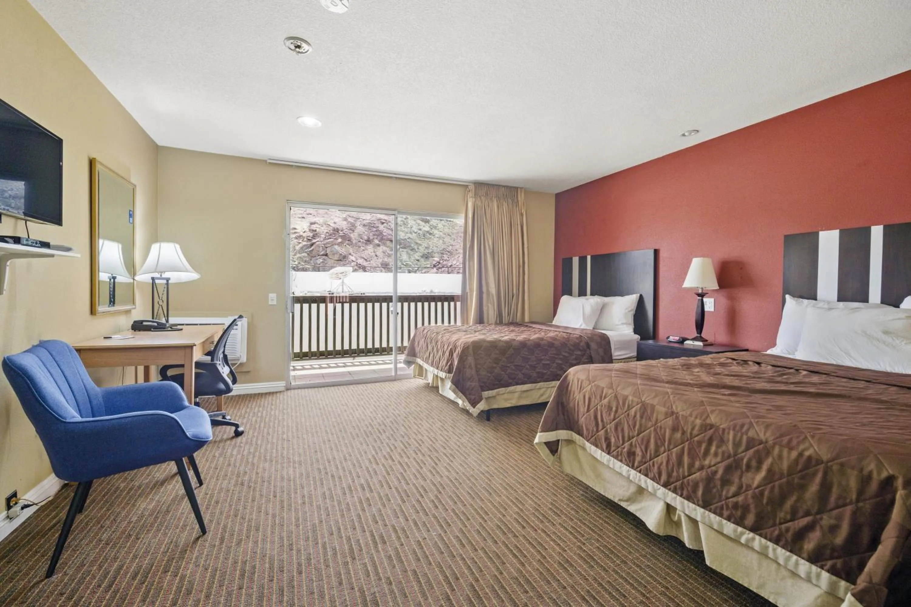 Bed in Sol Springs Inn