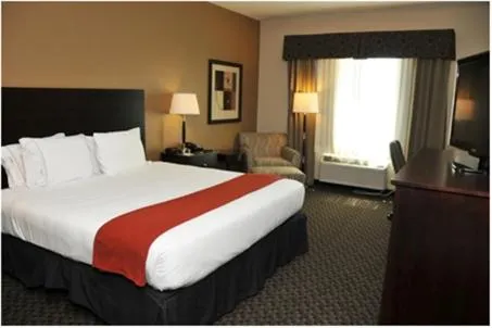 Bed in Holiday Inn Express & Suites Clinton by IHG