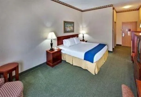 Bed in Holiday Inn Express & Suites Clinton by IHG
