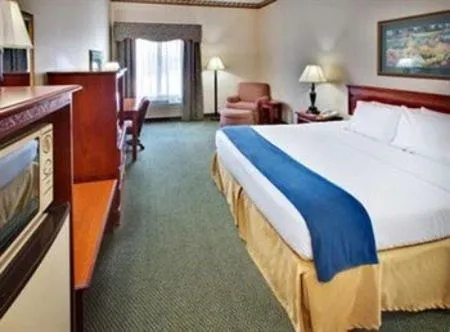 Bed in Holiday Inn Express & Suites Clinton by IHG